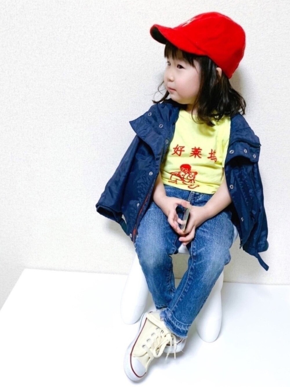 「キッズコーデ、女の子、4歳、カンフー、イエロー、マウンテンパーカー、gotoHollywood、ゴートゥーハリウッド、fith社、converse」｜「GO TO HOLLYWOODのアイテム（キャップ、レッド系）」を使った、☺︎May☺︎さん（キッズ・90cm）の冬コーディネートの1枚目の写真