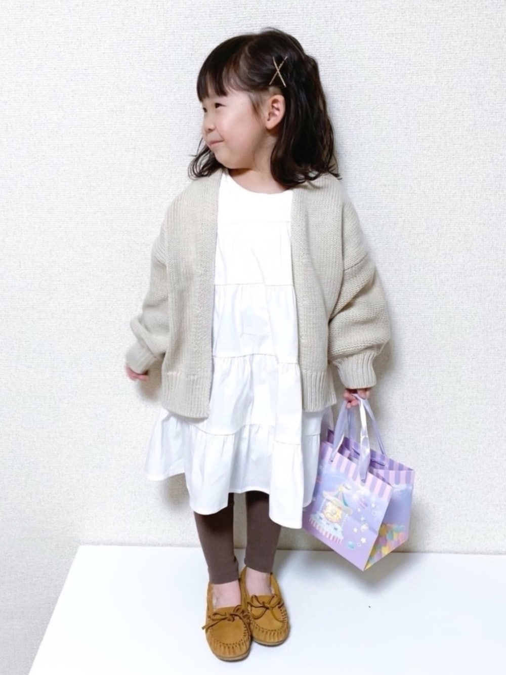 「キッズコーデ、女の子、4歳、チョコ色に染まれ、バレンタインデートスタイル、ティアード、ワンピース、ガーリー、devirock、モカシン」｜「LOWRYS FARMのＢＩＧカーデ　823539（カーディガン/ボレロ、ベージュ系）」を使った、☺︎May☺︎さん（キッズ・90cm）の冬コーディネートの1枚目の写真