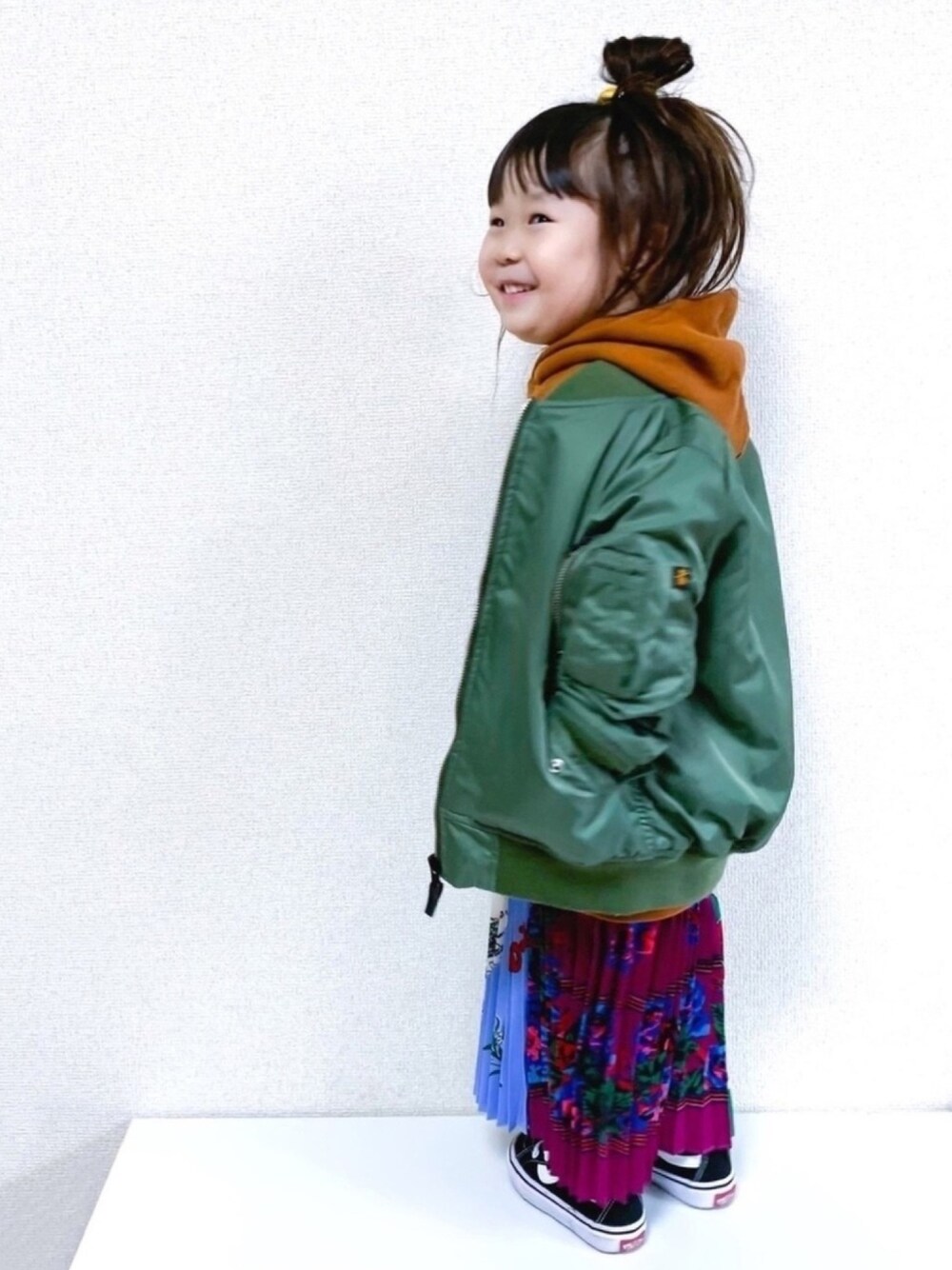「キッズコーデ、女の子、4歳、レイヤードスタイル、MA-1、alpha、MA-1×パーカー、プリーツスカート、スカーフ柄、gotoHollywood」｜「ALPHAの【ALPHA】KIDS MA-1（MA-1、グリーン系）」を使った、☺︎May☺︎さん（キッズ・90cm）の冬コーディネートの1枚目の写真