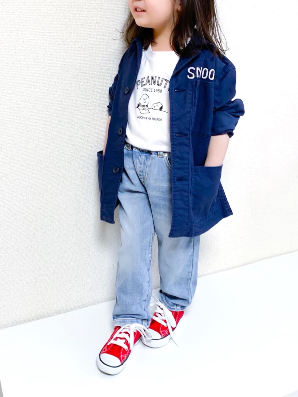 「キッズコーデ、女の子、4歳、devirock、スヌーピー、PEANUTS、コラボTシャツ、ミリタリージャケット、カジュアル、converse」｜「DENIM DUNGAREEのバックサテンストレッチ SNOOPY カバーオール（カバーオール、ブルー系）」を使った、☺︎May☺︎さん（キッズ・90cm）の春コーディネートの1枚目の写真