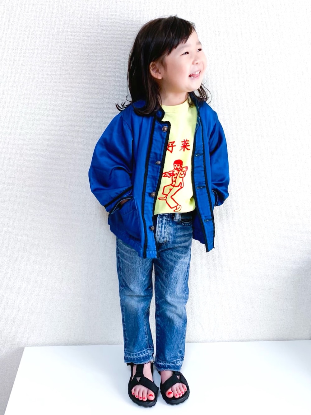 「キッズコーデ、女の子、4歳、gotoHollywood、fith社、カンフージャケット、サテン、デニム、インディゴ、スポーツサンダル」｜「GO TO HOLLYWOODの天竺 カンフー Tシャツ（Tシャツ/カットソー、イエロー系）」を使った、☺︎May☺︎さん（キッズ・90cm）の春コーディネートの1枚目の写真