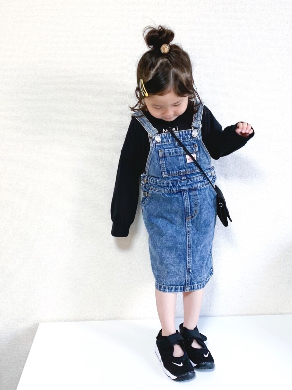 「キッズコーデ、女の子、4歳、お誕生日おめでとう！、リンクコーデ、エアリフト、おうちファッション、部屋撮り、ケミカルウォッシュ、ジャンパースカート」｜「otete_madeのアイテム（ヘアゴム、ゴールド系）」を使った、☺︎May☺︎さん（キッズ・90cm）の春コーディネートの1枚目の写真