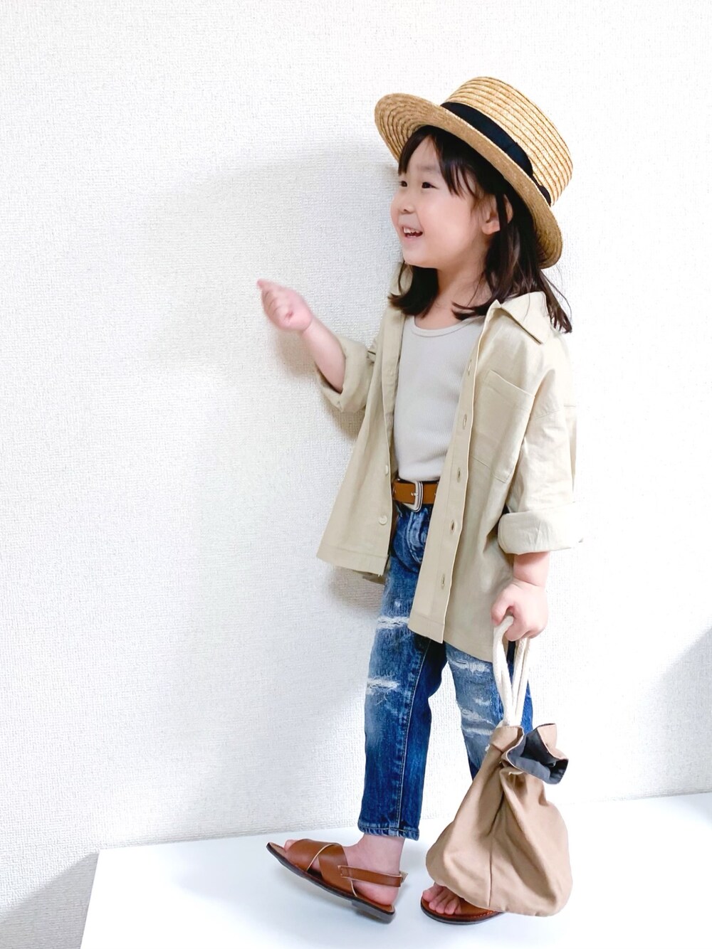 「キッズコーデ、女の子、4歳、デニムパンツ、リネンシャツ、CIAOPANIC TYPY、チャオパニックティピー(CIAOPANIC TYPY)、親子リンクはティピー、ティピーコーデ、PR」｜「green label relaxingの【ベビー】GLRカンカン ベビーハット（ハット、ブラック系）」を使った、☺︎May☺︎さん（キッズ・90cm）の春コーディネートの1枚目の写真