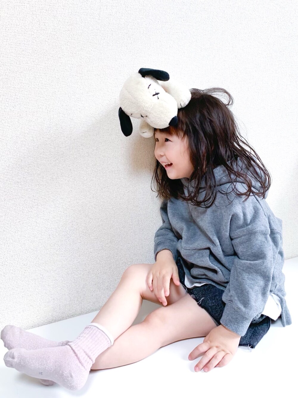 「キッズコーデ、女の子、4歳、おうちファッション、シンプルコーデ、パーカー、デニムショートパンツ、クラッシュデニム、devirock、ラメソックス」｜「devirockのスウェットレイヤード長袖プルパーカー（パーカー、グレー系）」を使った、☺︎May☺︎さん（キッズ・90cm）の春コーディネートの1枚目の写真