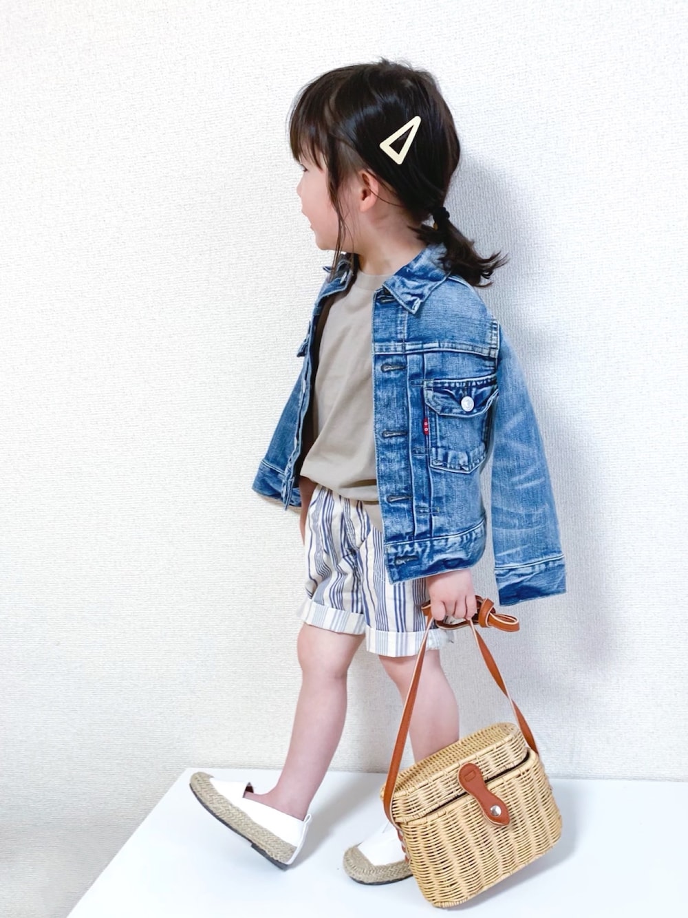 「キッズコーデ、女の子、4歳、デニムジャケット、ハーフパンツ、ストライプパンツ、エスパドリーユ、quoti use fith、オトナカジュアル、かごバッグ」｜「LOWRYS FARMのサンカクハﾟッチンヒﾟン　855542（ヘアピン、ホワイト系）」を使った、☺︎May☺︎さん（キッズ・90cm）の春コーディネートの1枚目の写真