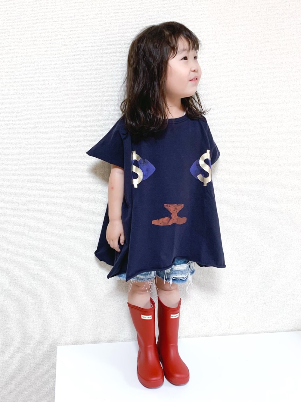 「キッズコーデ、女の子、4歳、gotoHollywood、ビッグシルエット、ダメージデニムパンツ、ハーフパンツ、HUNTER、レインブーツ、春夏コーデ」｜「GO TO HOLLYWOODのビンテージ天竺 カエッテキタ ネコ Tシャツ（Tシャツ/カットソー、ブラック系）」を使った、☺︎May☺︎さん（キッズ・90cm）の春コーディネートの1枚目の写真