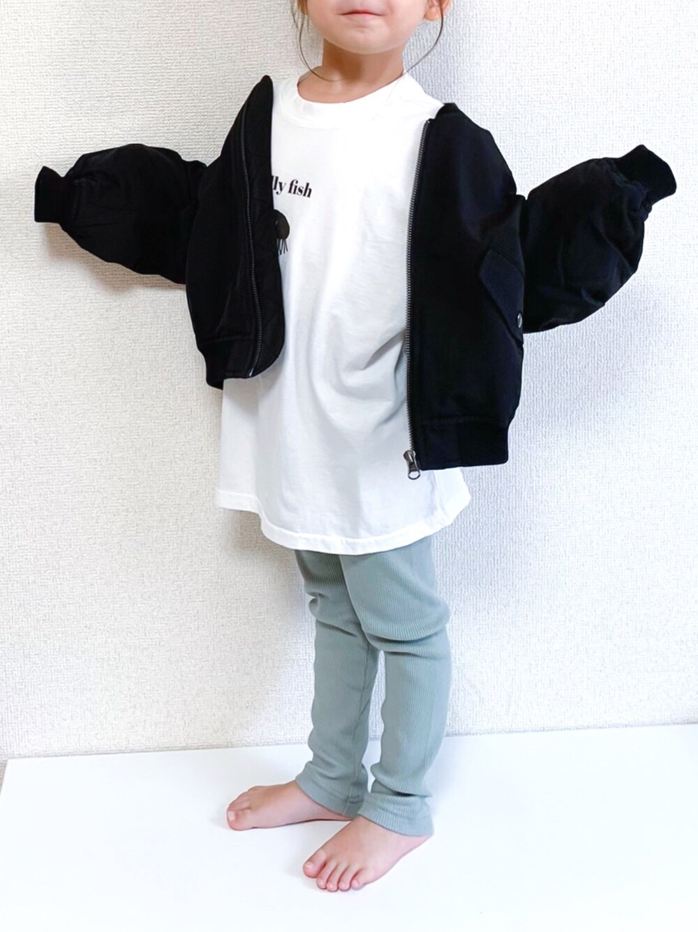 「キッズコーデ、女の子、4歳、リラックススタイル、レギンス、オーバーサイズ、秋服準備はじめました、MA-1、ローリーズファーム(LOWRYS FARM)、休日スタイル」｜「LOWRYS FARMのＭＡ－１　892848（MA-1、ブラック系）」を使った、☺︎May☺︎さん（キッズ・90cm）の夏コーディネートの1枚目の写真