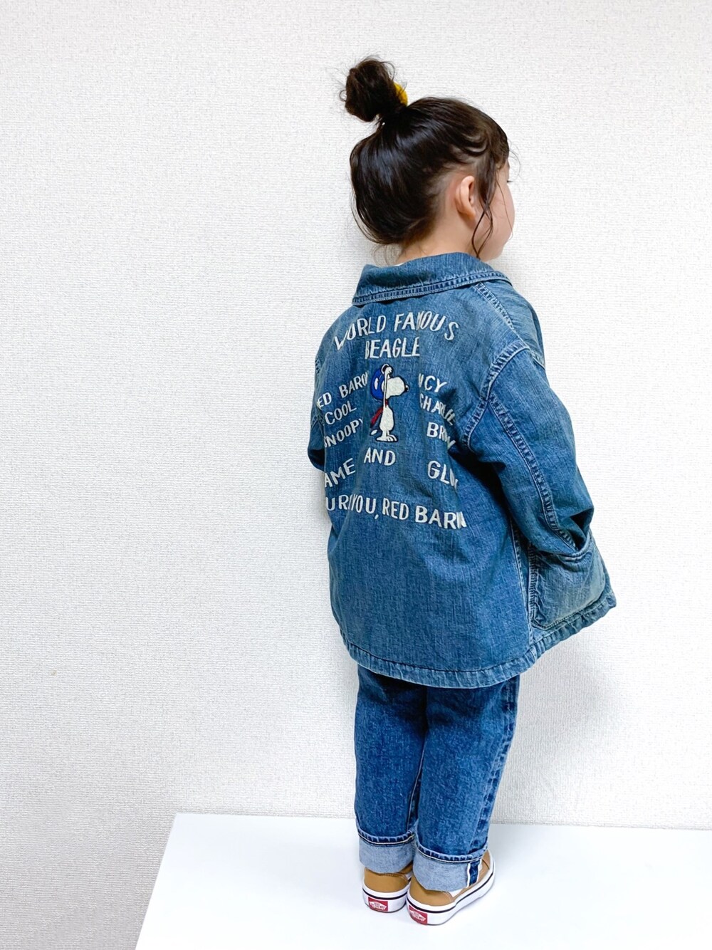 「キッズコーデ、女の子、4歳、秋服準備はじめました、VANS、オールドスクール、デニムオンデニム、カバーオール、スヌーピー、DENIM DUNGAREE」｜「DENIM DUNGAREEの8ozデニム SNOOPY カバーオール（カバーオール、ブルー系）」を使った、☺︎May☺︎さん（キッズ・90cm）の秋コーディネートの1枚目の写真