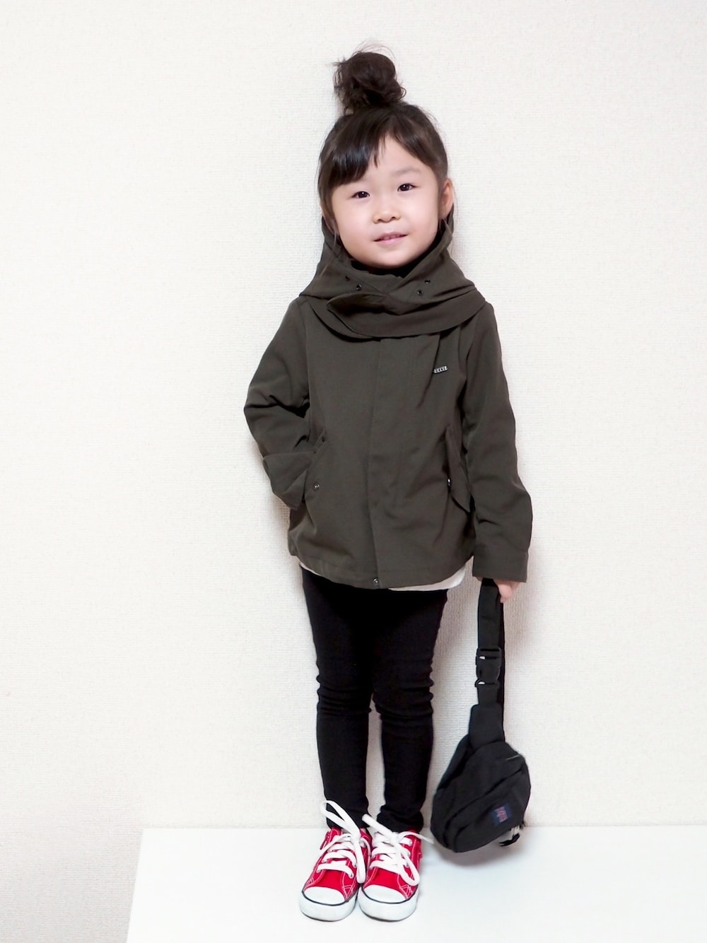「キッズコーデ、女の子、4歳、秋コーデ、秋服準備はじめました、ショートモッズ、黒スキニー、コンバース、シンプルコーデ、からしいろまつり2020 告知」｜「FITHのアイテム（モッズコート、グリーン系）」を使った、☺︎May☺︎さん（キッズ・90cm）の秋コーディネートの1枚目の写真