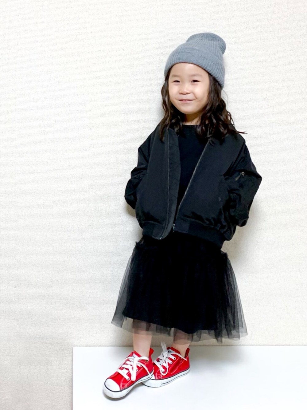 「キッズコーデ、女の子、4歳、プチプラ、ビールーム、broom、チュールワンピ、ブラックワンピース、MA-1、カジュアル」｜「COMECHATTO&CLOSETのARTEX WATCH CAP（ニットキャップ/ビーニー、グレー系）」を使った、☺︎May☺︎さん（キッズ・90cm）の秋コーディネートの1枚目の写真
