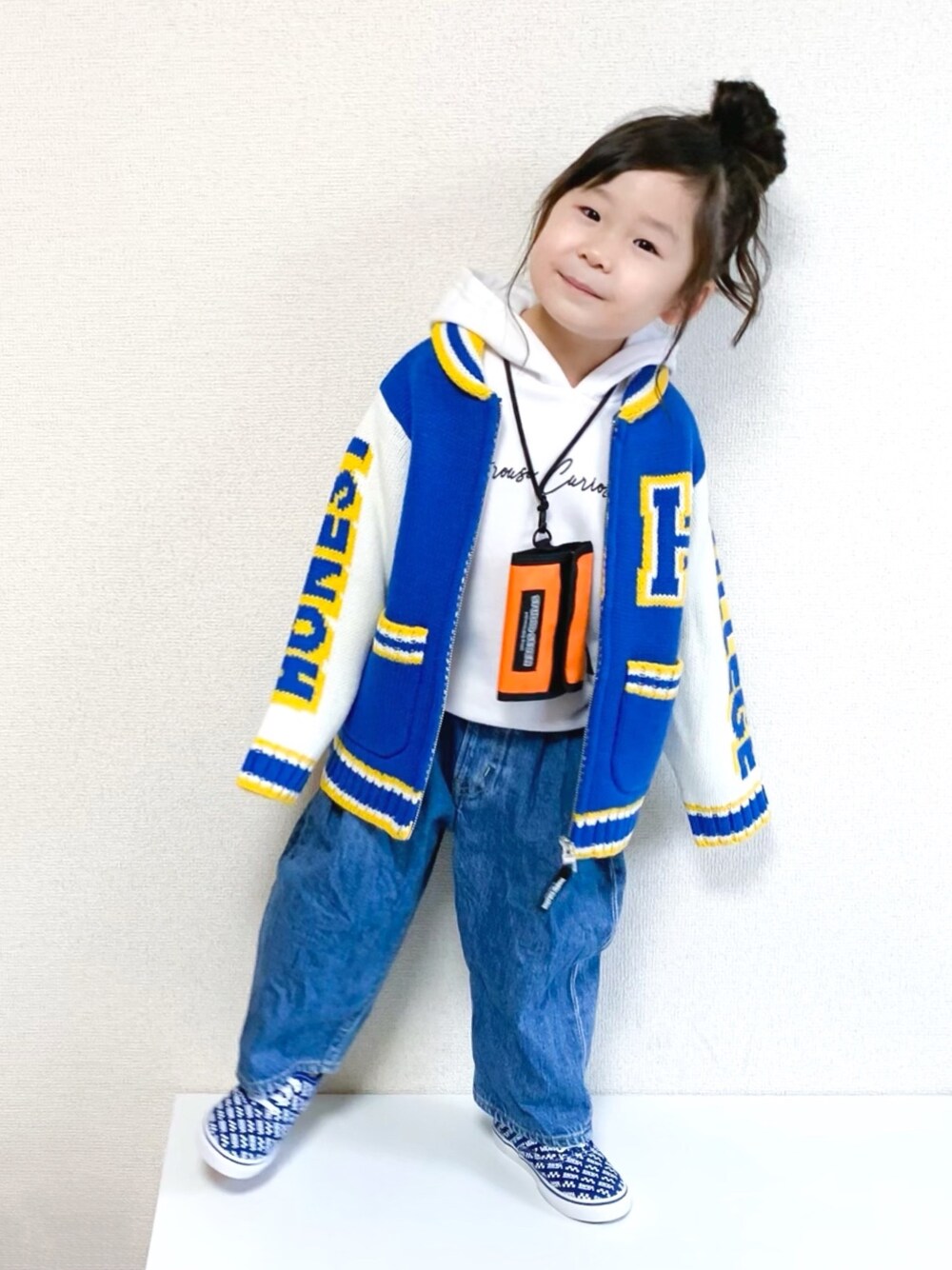 「キッズコーデ、女の子、4歳、ストリート、カウチンセーター、派手色、GU、STUDIOSEVEN、スタジオセブン、GUSEVEN」｜「devirockのデビラボ ロゴプリント裏起毛パーカー（パーカー、その他）」を使った、☺︎May☺︎さん（キッズ・90cm）の秋コーディネートの1枚目の写真