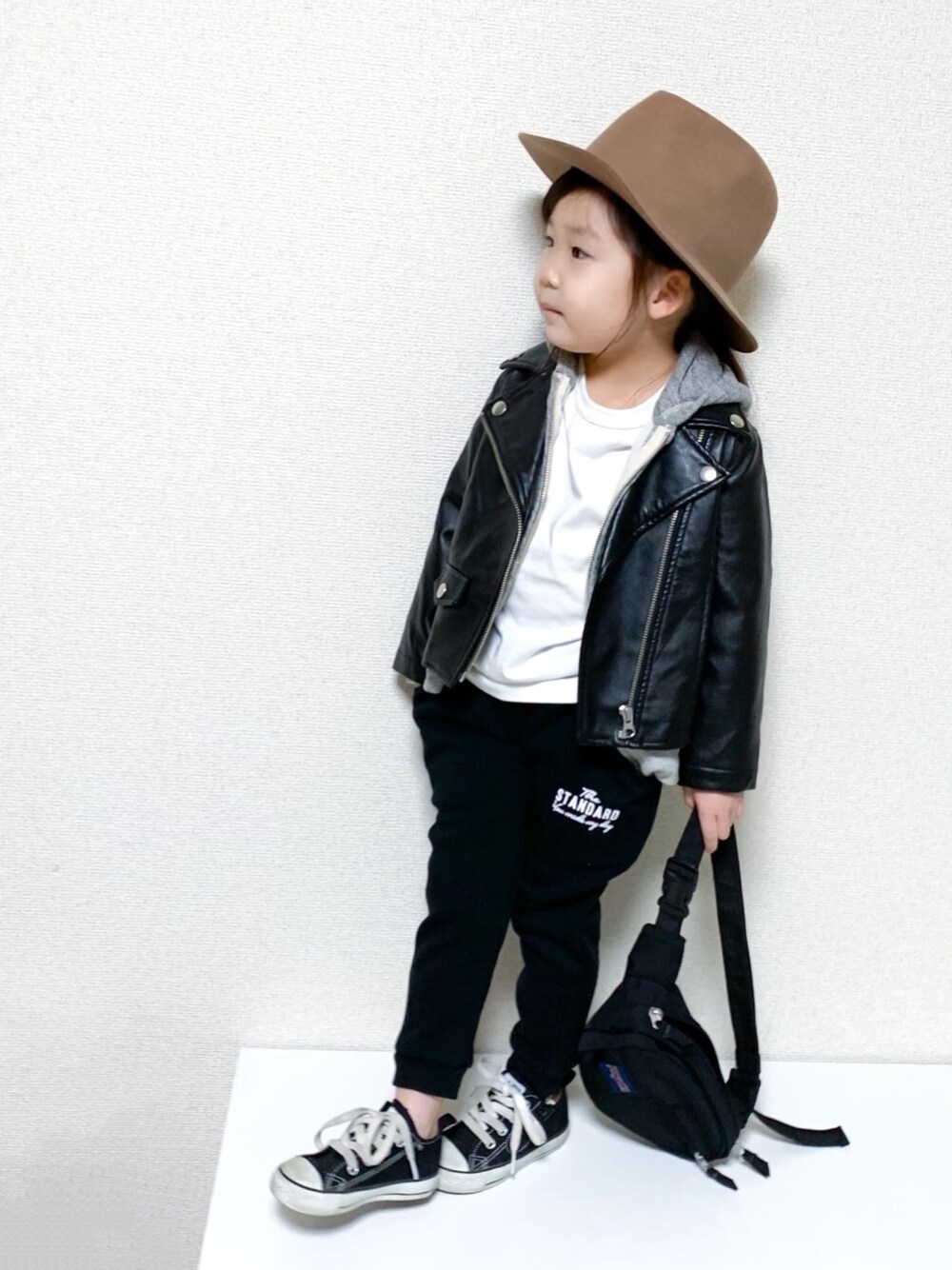 「キッズコーデ、女の子、4歳、レザーLOVEスナップ、ライダースジャケット、レイヤードスタイル、スウェットパンツ、ビールーム、プチプラ、PR」｜「F.O.KIDSのアイテム（ハット、ベージュ系）」を使った、☺︎May☺︎さん（キッズ・100cm）の秋コーディネートの1枚目の写真