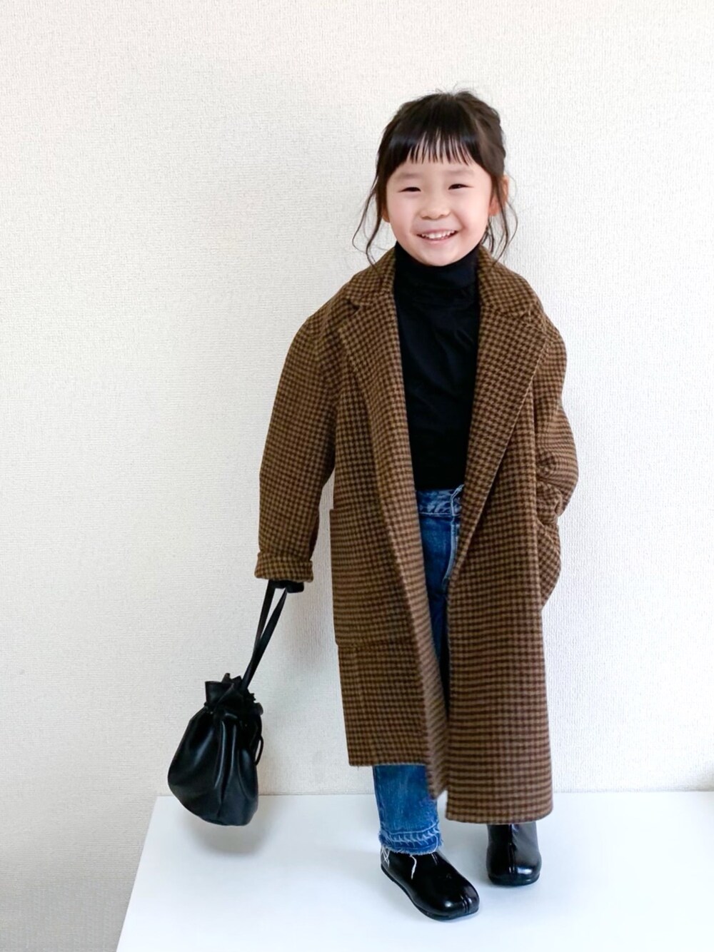 「キッズコーデ、女の子、4歳、レザーLOVEスナップ、巾着バッグ、オーバーサイズ、チェックコート、TODAYFUL、足袋ブーツ、タートルネック」｜「TODAYFULのオーバーチェックコート(KIDS)（チェスターコート、ブラウン系）」を使った、☺︎May☺︎さん（キッズ・100cm）の秋コーディネートの1枚目の写真