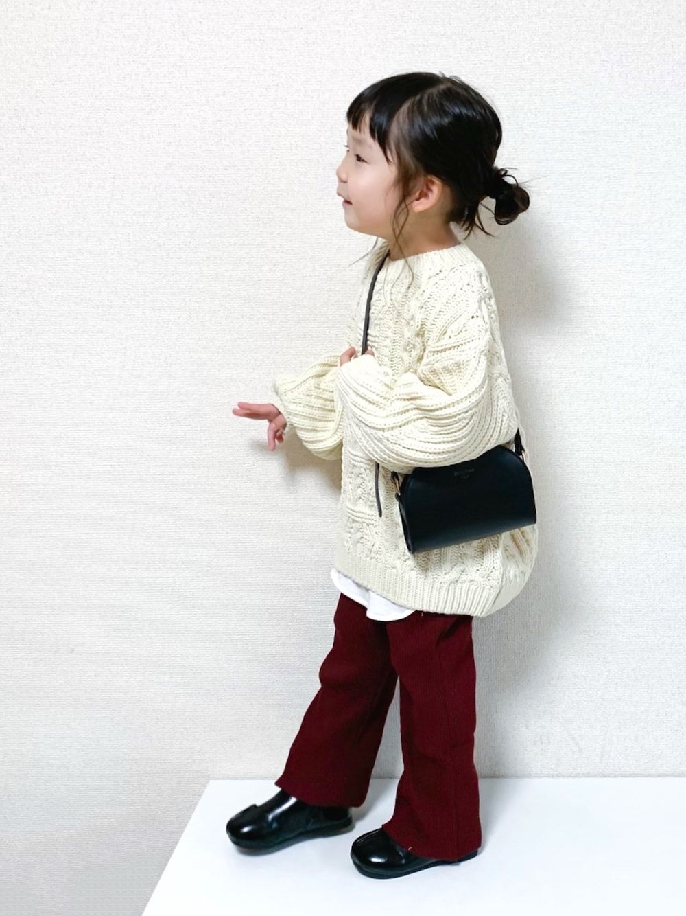 「キッズコーデ、女の子、4歳、ケーブルニット、monmimi、ビッグシルエット、レザーLOVEスナップ、ショルダーバッグ、韓国子供服、リブパンツ」｜「monmimiのアイテム（ニット/セーター、ホワイト系）」を使った、☺︎May☺︎さん（キッズ・100cm）の秋コーディネートの1枚目の写真