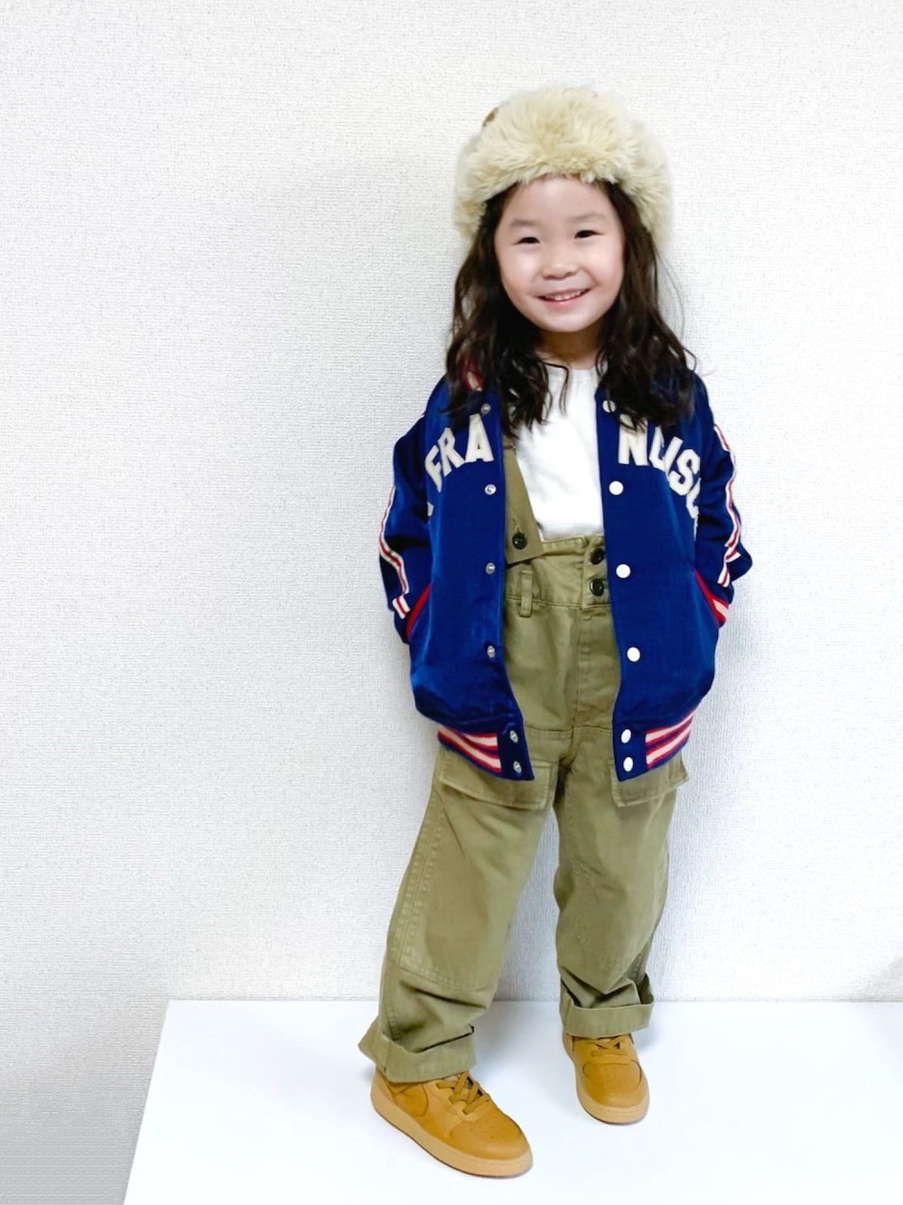 「キッズコーデ、女の子、4歳、フライトキャップ、カジュアル、サスペンダーパンツ、チノパン、スタジャン、gotoHollywood、DENIM DUNGAREE」｜「DENIM DUNGAREEのアイテム（帽子、グリーン系）」を使った、☺︎May☺︎さん（キッズ・100cm）の秋コーディネートの1枚目の写真