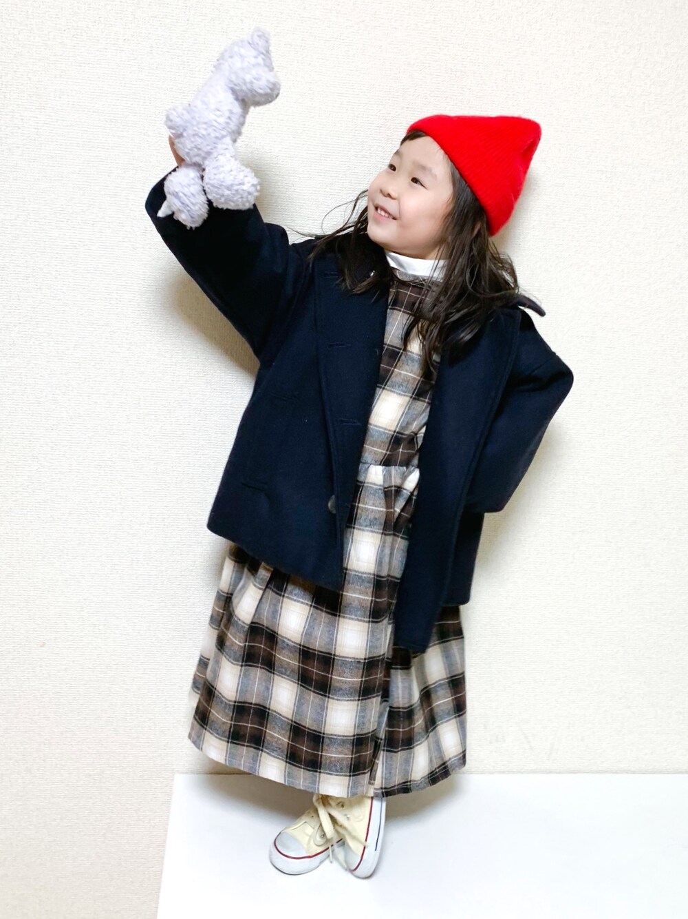 「キッズコーデ、女の子、4歳、monmimi、ボリュームスリーブ、チェック、ワンピース×スニーカー、ビールーム、プチプラ、PR」｜「monmimiのアイテム（ニットキャップ/ビーニー、レッド系）」を使った、☺︎May☺︎さん（キッズ・100cm）の冬コーディネートの1枚目の写真