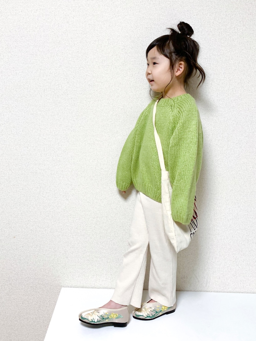 「キッズコーデ、女の子、4歳、春カラー、グリーン、カラーニット、＆yam、リブパンツ、カジュアル、チャイナシューズ」｜「＆yamのカラーニット（ニット/セーター、グリーン系）」を使った、☺︎May☺︎さん（キッズ・100cm）の冬コーディネートの1枚目の写真