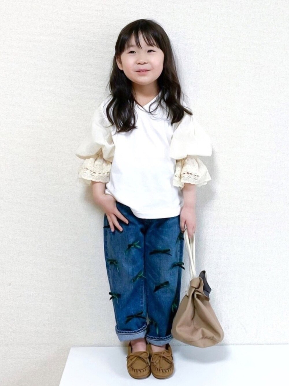 「キッズコーデ、女の子、5歳、gotoHollywood、fith社、シンプルコーデ、白Tシャツ×デニム、カジュアルガーリー、リボン、女の子コーデ」｜「GO TO HOLLYWOODのアイテム（トップス、ホワイト系）」を使った、☺︎May☺︎さん（キッズ・100cm）の冬コーディネートの1枚目の写真