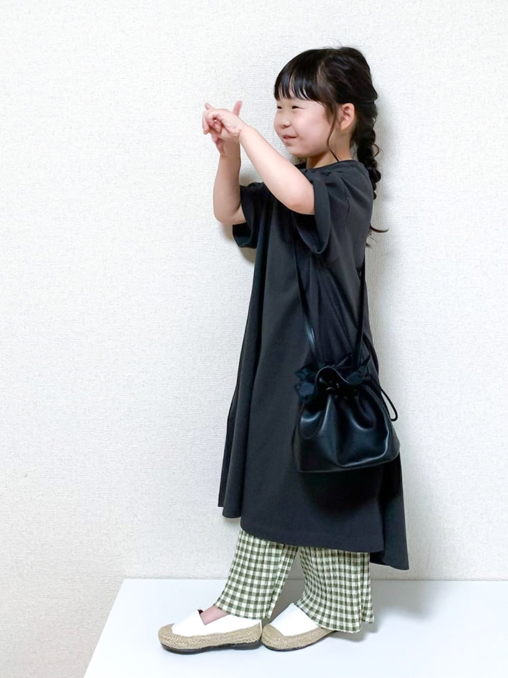 「キッズコーデ、女の子、5歳、春めきシューズ、エスパドリーユ、Aラインワンピース、ローリーズファーム(LOWRYS FARM)、LOWRYS FARM、レイヤードスタイル、巾着バッグ」｜「LOWRYS FARMのＵＳＡワンピースＳＳ　936184（ワンピース、グレー系）」を使った、☺︎May☺︎さん（キッズ・100cm）の春コーディネートの1枚目の写真