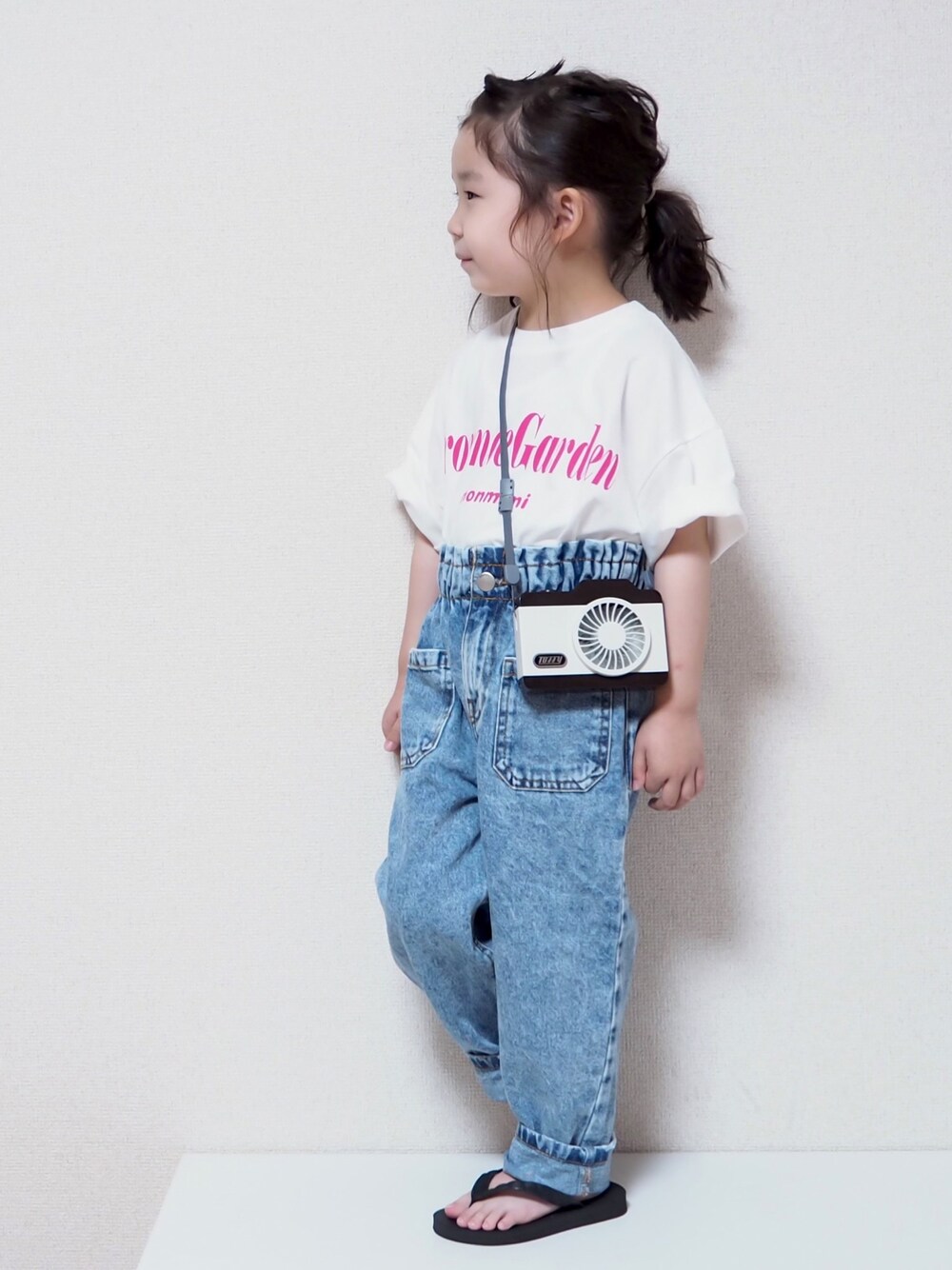 「ロゴT、白Tシャツ、デニムパンツ、シンプルコーデ、ハイウエスト、ビッグシルエット、monmimi、サンダル、ピンク、カジュアルコーデ」｜「SHIPS anyの【SHIPS any 別注】MONMIMI: プリント Tシャツ<KIDS>（Tシャツ/カットソー、ホワイト系）」を使った、☺︎May☺︎さん（キッズ・100cm）の夏コーディネートの1枚目の写真