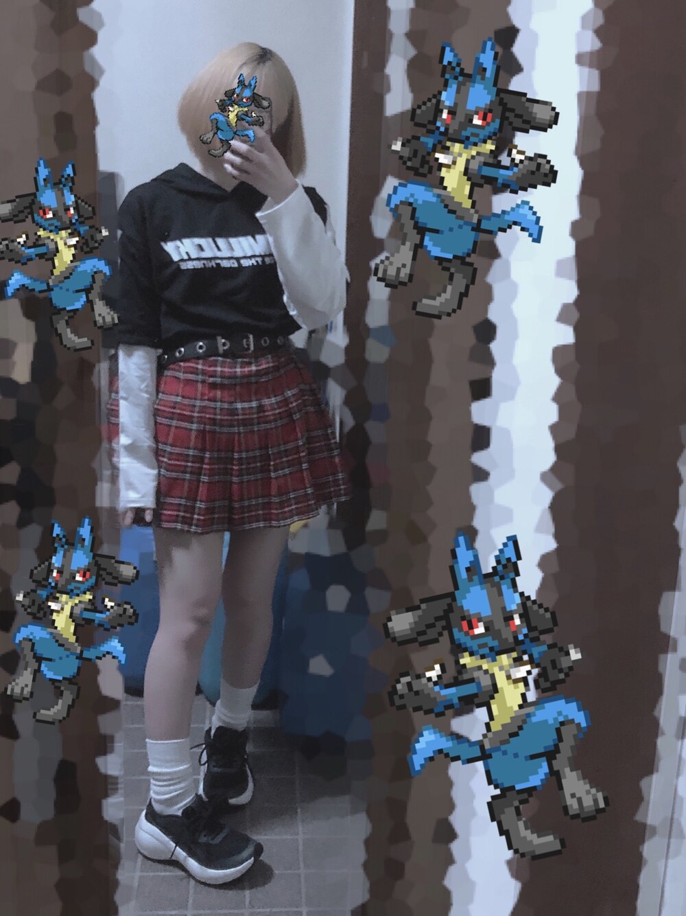 「今日のコーデ、パーカー、赤チェック、スカート、ストリート、シンプル、おしゃれさんと繋がりたい、スニーカーコーデ」｜「Zoe Jenkoのレイヤードスタイルスポーティパーカー（Tシャツ/カットソー、ブラック系）」を使った、nekomori 居眠さん（レディース・148cm）の春コーディネートの1枚目の写真