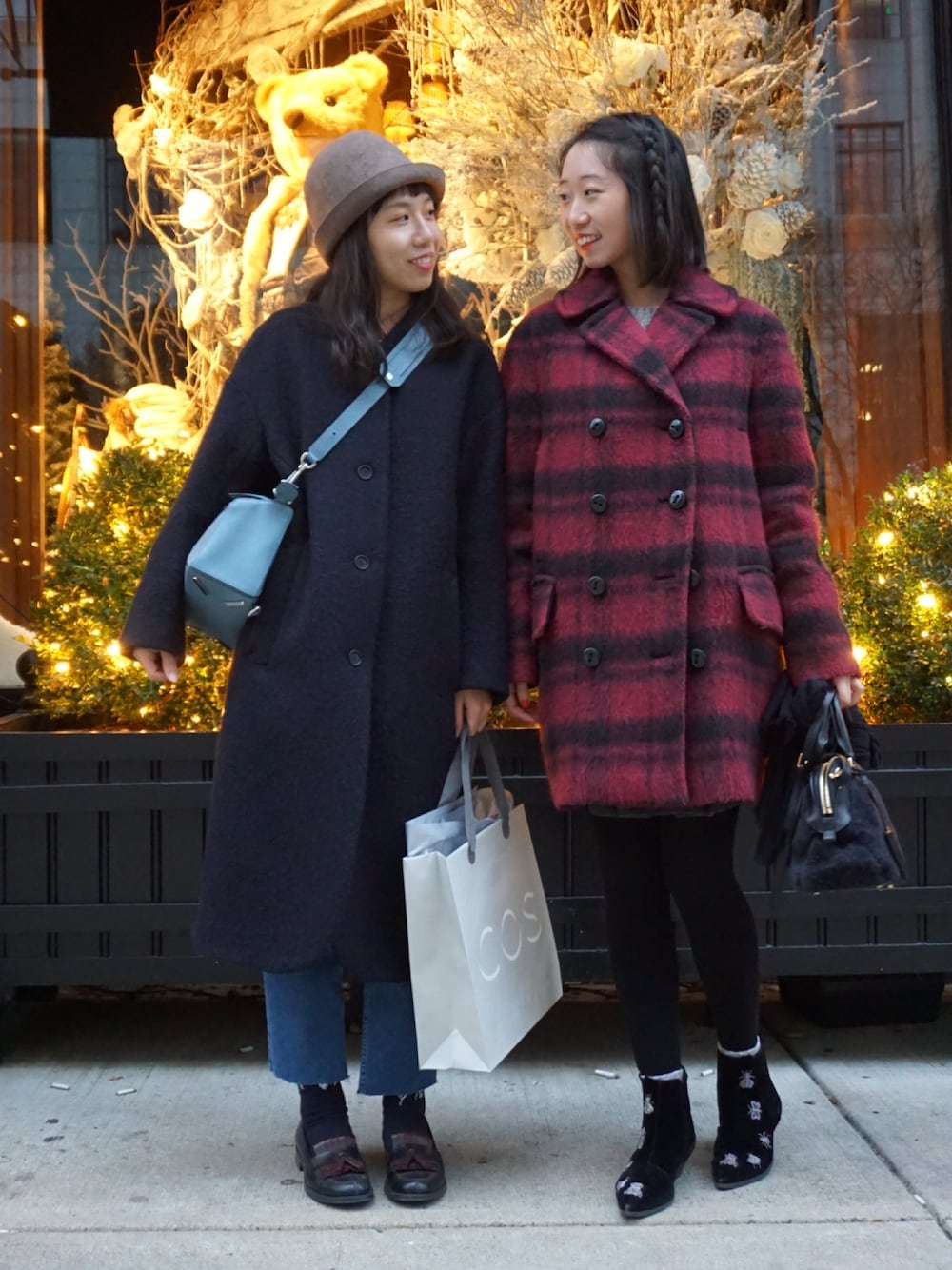 「December」｜「yuniのアイテム（チェスターコート、ブラック系）」を使った、Anitaさん（レディース・157cm）の冬コーディネートの1枚目の写真