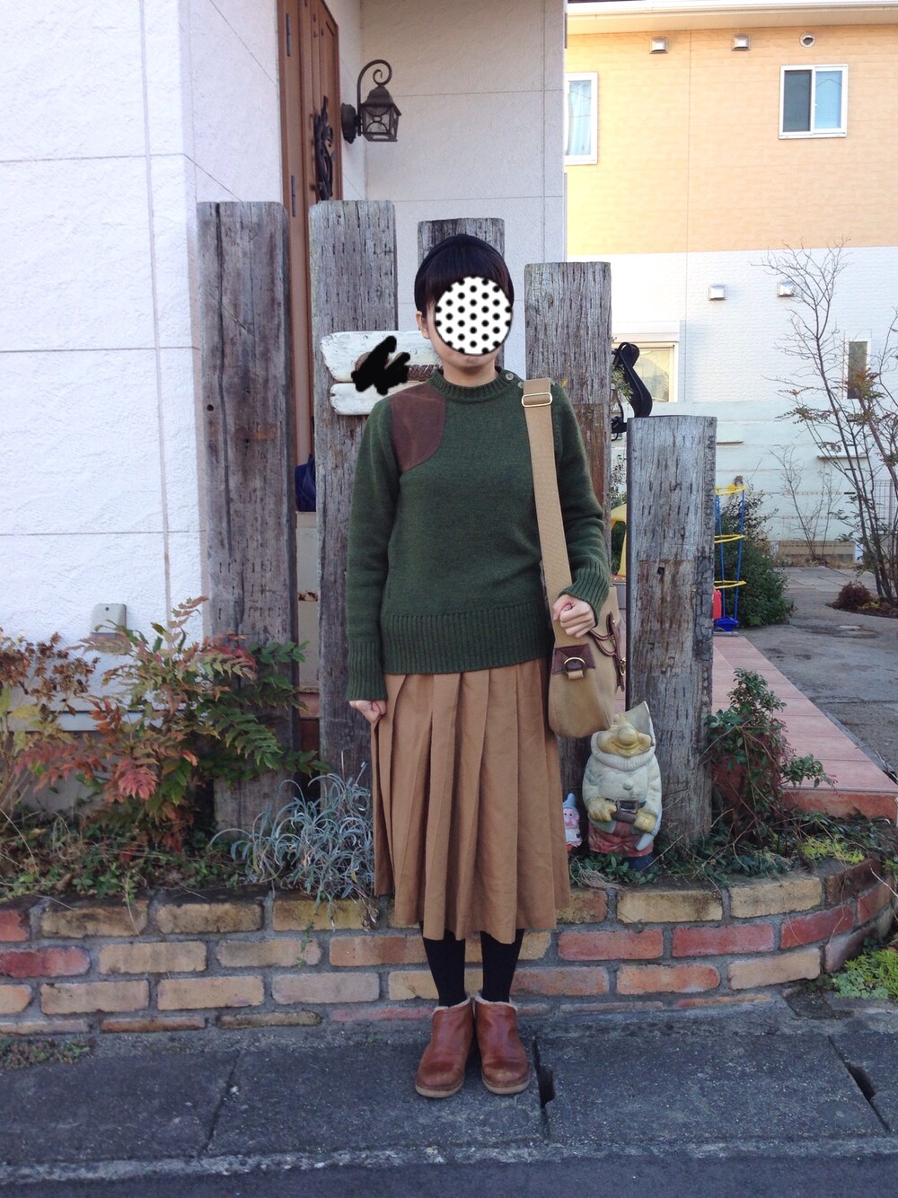 グリーン系のニット/セーターを着用したレディースの冬コーディネートの1枚目の写真