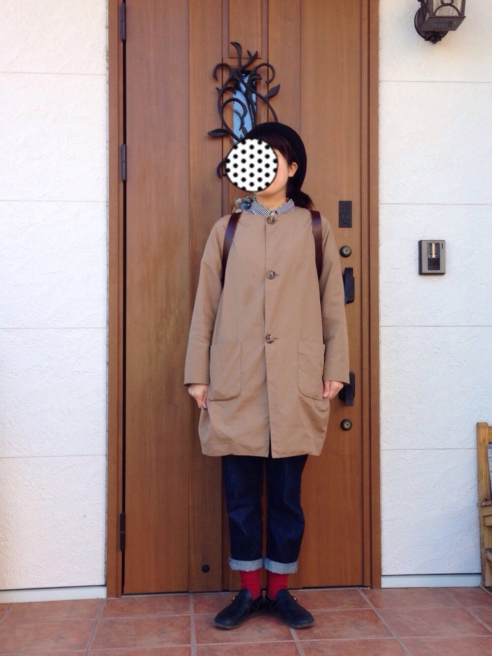 ベージュ系のノーカラージャケット、ブラック系のシューズを着用したレディースの春コーディネートの1枚目の写真