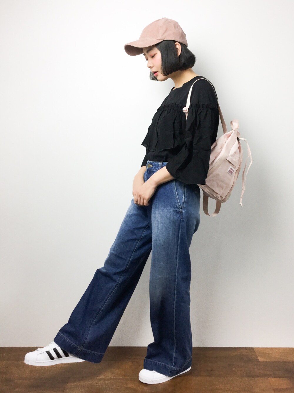 「デニム、シンプル、フリル、大人カジュアル、ワイドパンツ、おでかけ、春コーデ、オトナカジュアル、ピンク×ブラック、ワイドデニム」｜「ROOTOTEのRT.CEOR.SC.BR-A（バックパック/リュック、ピンク系）」を使った、ずちに。さん（レディース・160cm）の冬コーディネートの1枚目の写真