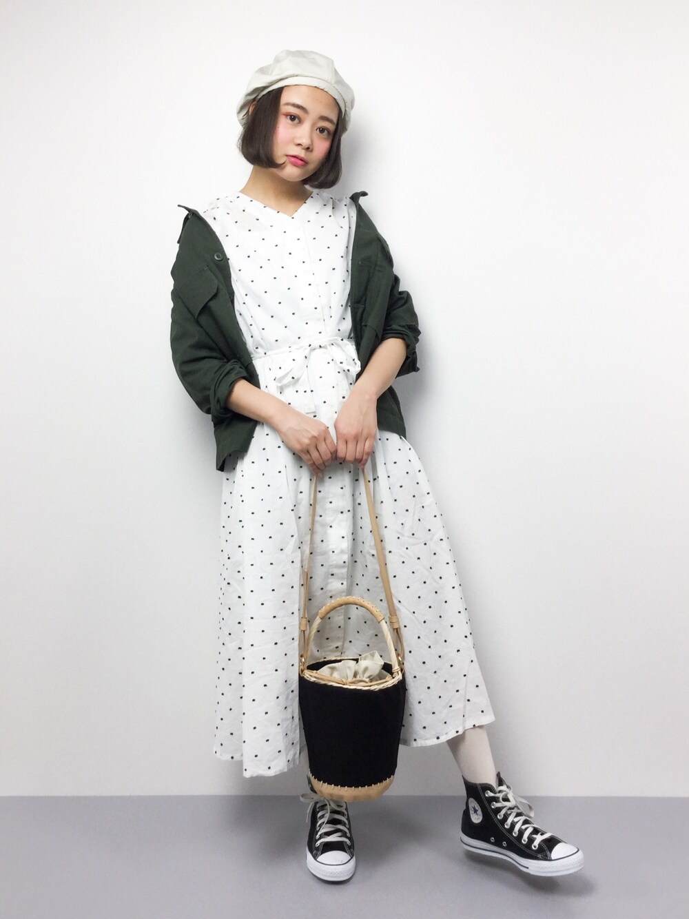 「ワンピース、ベレー帽、ドット、大人カジュアル、ootd、かごバッグ、春コーデ、ラクチンコーデ、オトナカジュアル、はるコーデ」｜「PAR ICIのスノーカットドット　ガウンワンピース（ワンピース、ホワイト系）」を使った、ずちに。さん（レディース・160cm）の春コーディネートの1枚目の写真
