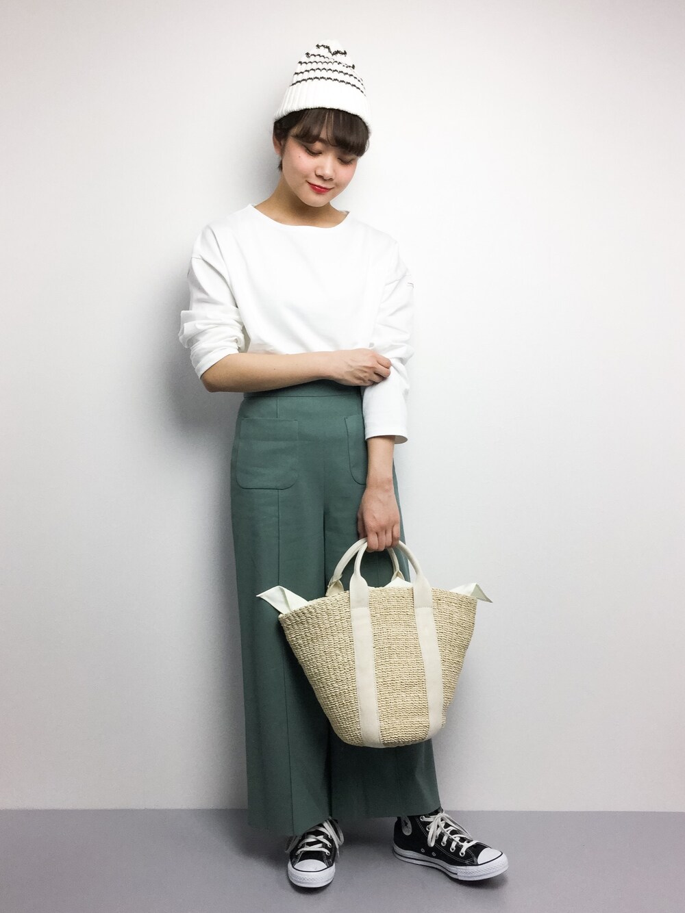 「コンバース、ニット帽、大人カジュアル、ワイドパンツ、おでかけ、春、かごバッグ、春コーデ、ゆるコーデ、オトナカジュアル」｜「JOURNAL STANDARD relumeのVincent et Mireille ロングスリーブカットソー# （Tシャツ/カットソー、ホワイト系）」を使った、ずちに。さん（レディース・160cm）の春コーディネートの1枚目の写真