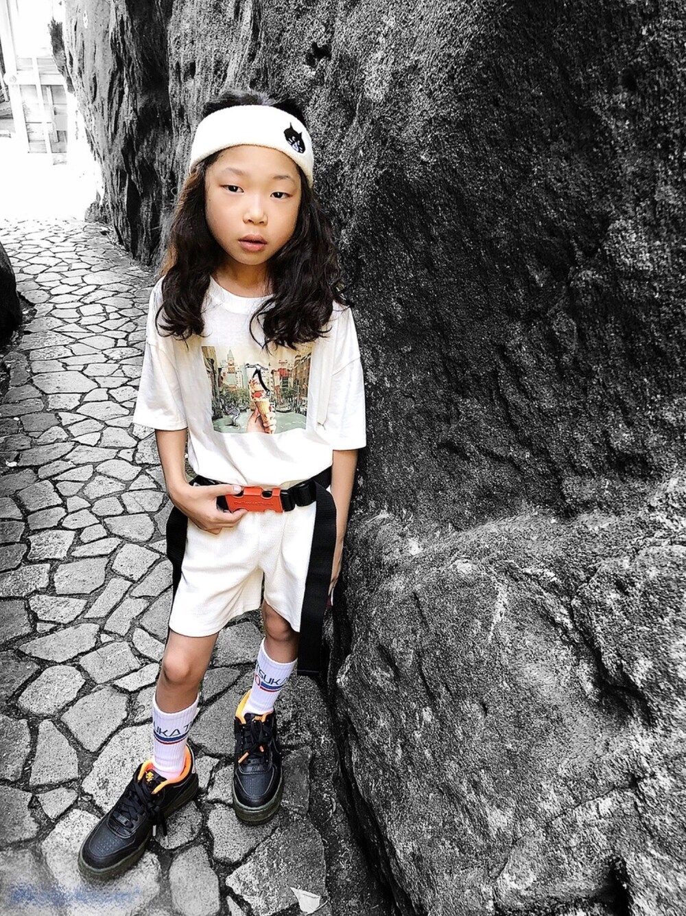 「キッズファッション、男の子コーデ、キッズコーデ、ショートパンツ、黒スニーカー、ラインソックス、プリントT、ヘアバンド、ホワイトパンツ、ワントーンコーデ」｜「にゃーのS (☆)にゃーまんヘアバンド（ヘアバンド、ホワイト系）」を使った、ﾋﾞｷ ﾆ ｽﾞﾑさん（キッズ・110cm）の秋コーディネートの1枚目の写真