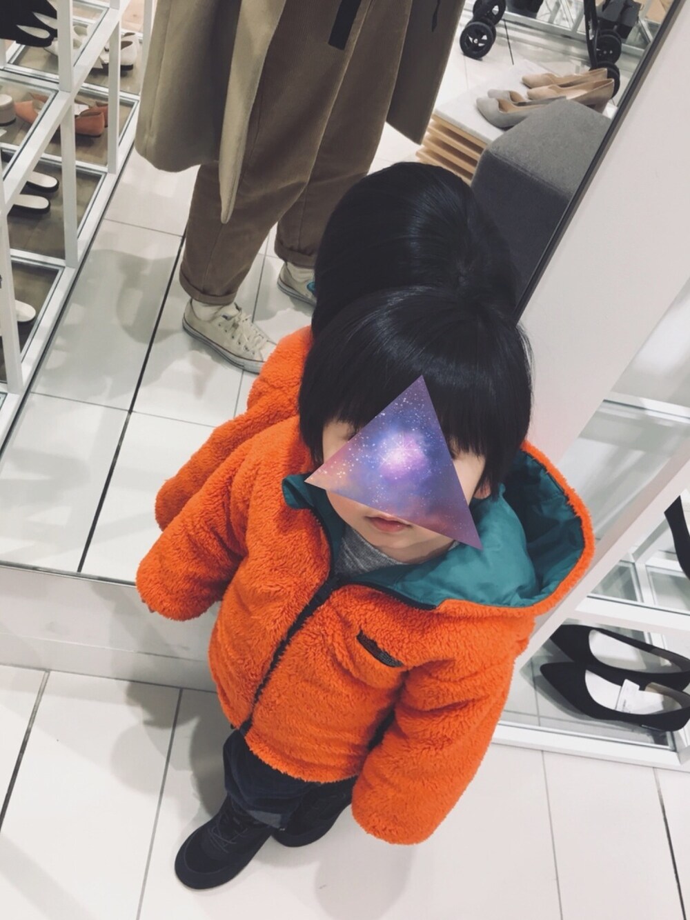 「お洒落なマフィンのお店に行きました、ぽにょちゃん永遠に店員さんに喋り掛ける、チョコマフィンのチョコだけ食べる、ママ残飯処理係、帰りにちょっと寄り道、鏡の中の自分に話しかけだす、そして店員さんに話しかける、おはようからおやすみまで喋ってるね、そんなぽにょちゃんも好き、親バカです」｜「BREEZEのリバーシブルワイドジャケット（ナイロンジャケット、ブルー系）」を使った、ぽにょさん（キッズ・100cm）の冬コーディネートの1枚目の写真