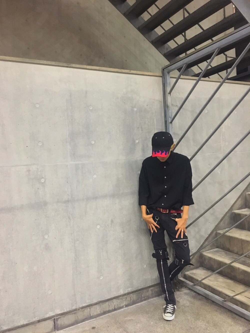 「スニーカー、ブラック、ootd、コンバース、キヤップ、シンプル、ストリート、大阪」｜「CONVERSEのアイテム（スニーカー、ブラック系）」を使った、りょうさん（メンズ・173cm）の夏コーディネートの1枚目の写真