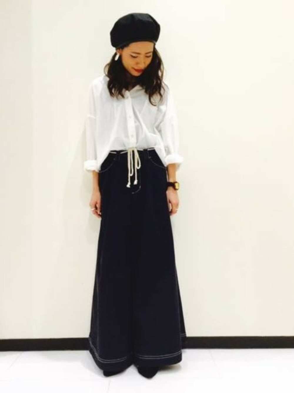 「白シャツ、ベレー帽、チノパン、JEANASiS、ジーナシス、ワイドパンツ」｜「JEANASISのロープベルトワイドチノパンツ/743331 （チノパンツ、ブルー系）」を使った、JEANASIS　長崎店STAFFさん（レディース・156cm）の春コーディネートの1枚目の写真