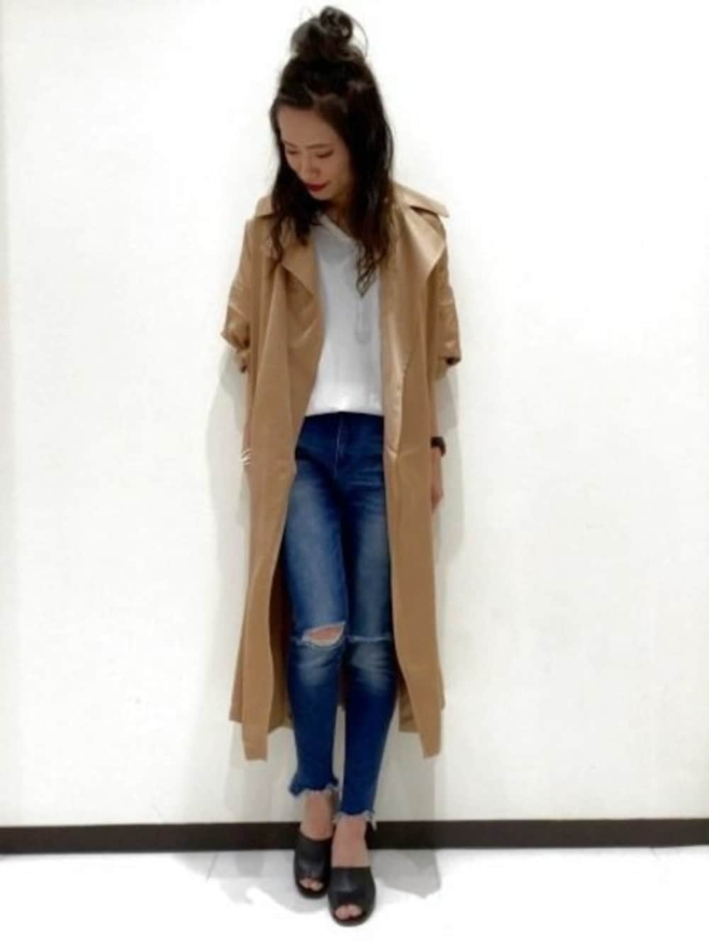 「トレンチコート、白シャツ、JEANASiS、ジーナシス、スキニーデニム、春コーデ、スキッパーシャツ」｜「JEANASISのサテンテロンチ/747257（トレンチコート、ベージュ系）」を使った、JEANASIS　長崎店STAFFさん（レディース・156cm）の春コーディネートの1枚目の写真
