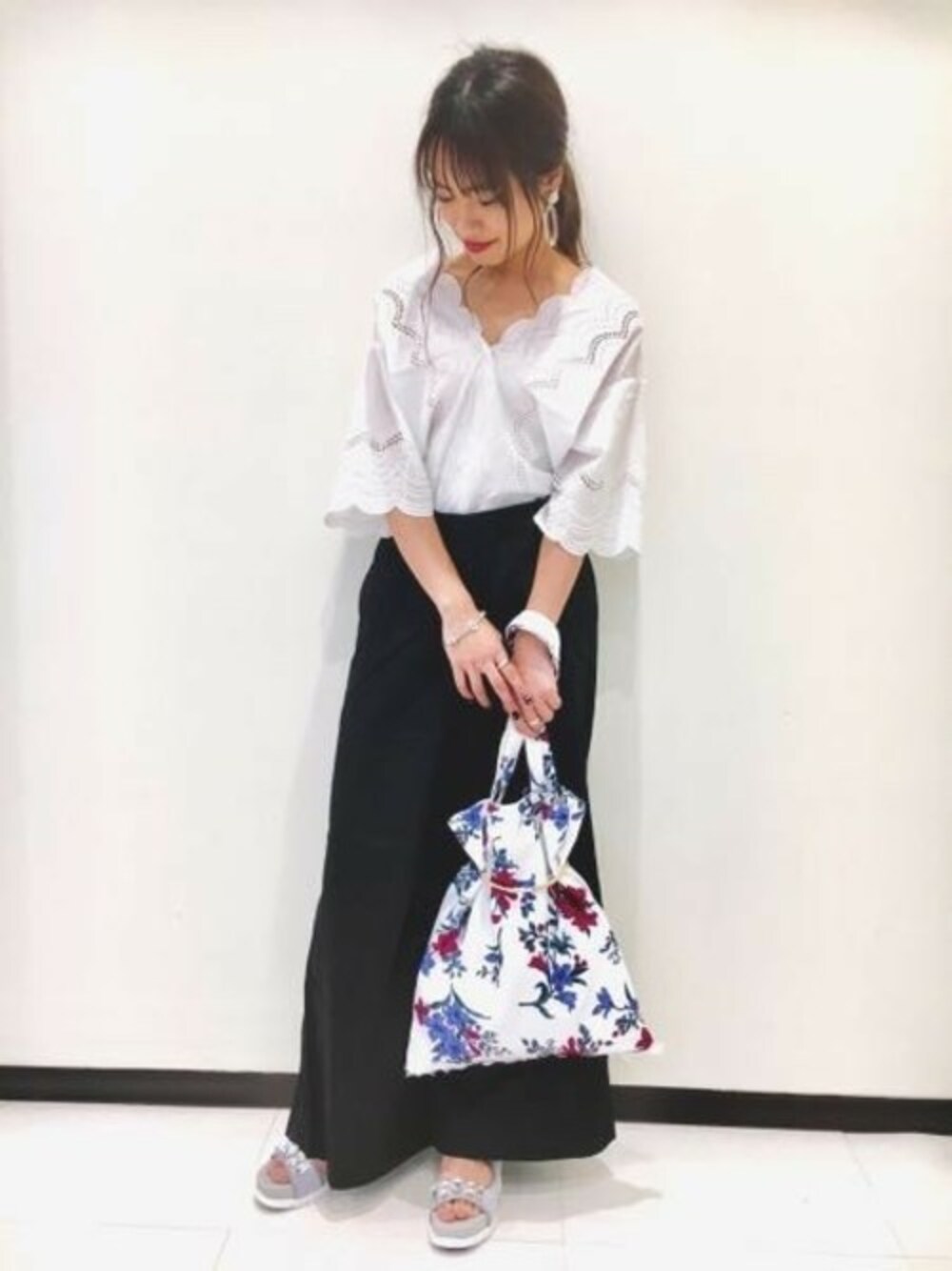 「花柄、JEANASiS、レース、ジーナシス、ワイドパンツ、夏コーデ、スカラップ」｜「JEANASISのスカラップレースSS/762008（シャツ/ブラウス、ホワイト系）」を使った、JEANASIS　長崎店STAFFさん（レディース・156cm）の夏コーディネートの1枚目の写真