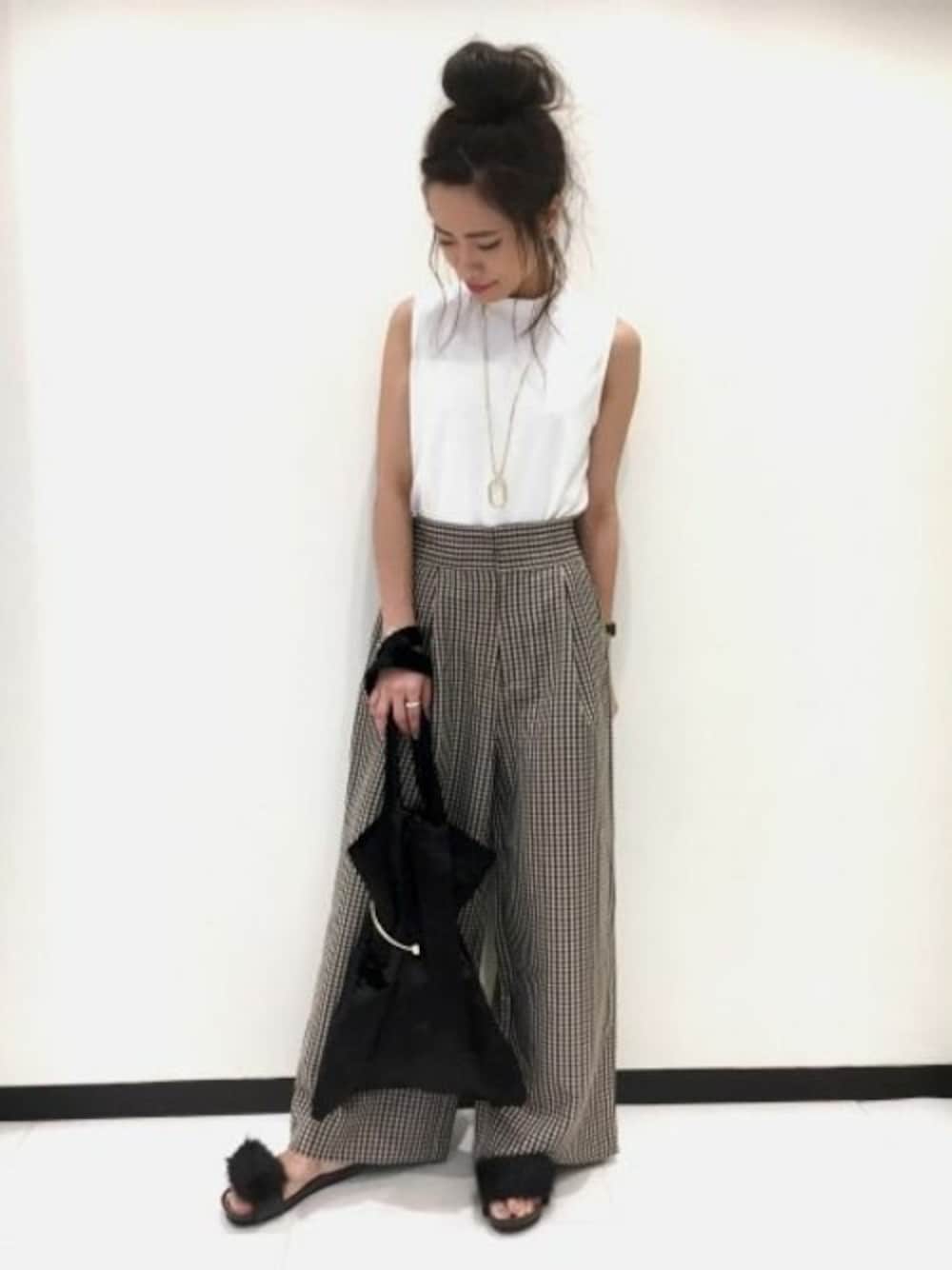 「JEANASiS、ジーナシス、トラッド、ワイドパンツ、チェックパンツ、夏コーデ、ノースリーブ、ファーサンダル」｜「JEANASISのハイネックリブタイトNS/765220 （Tシャツ/カットソー、ホワイト系）」を使った、JEANASIS　長崎店STAFFさん（レディース・156cm）の夏コーディネートの1枚目の写真