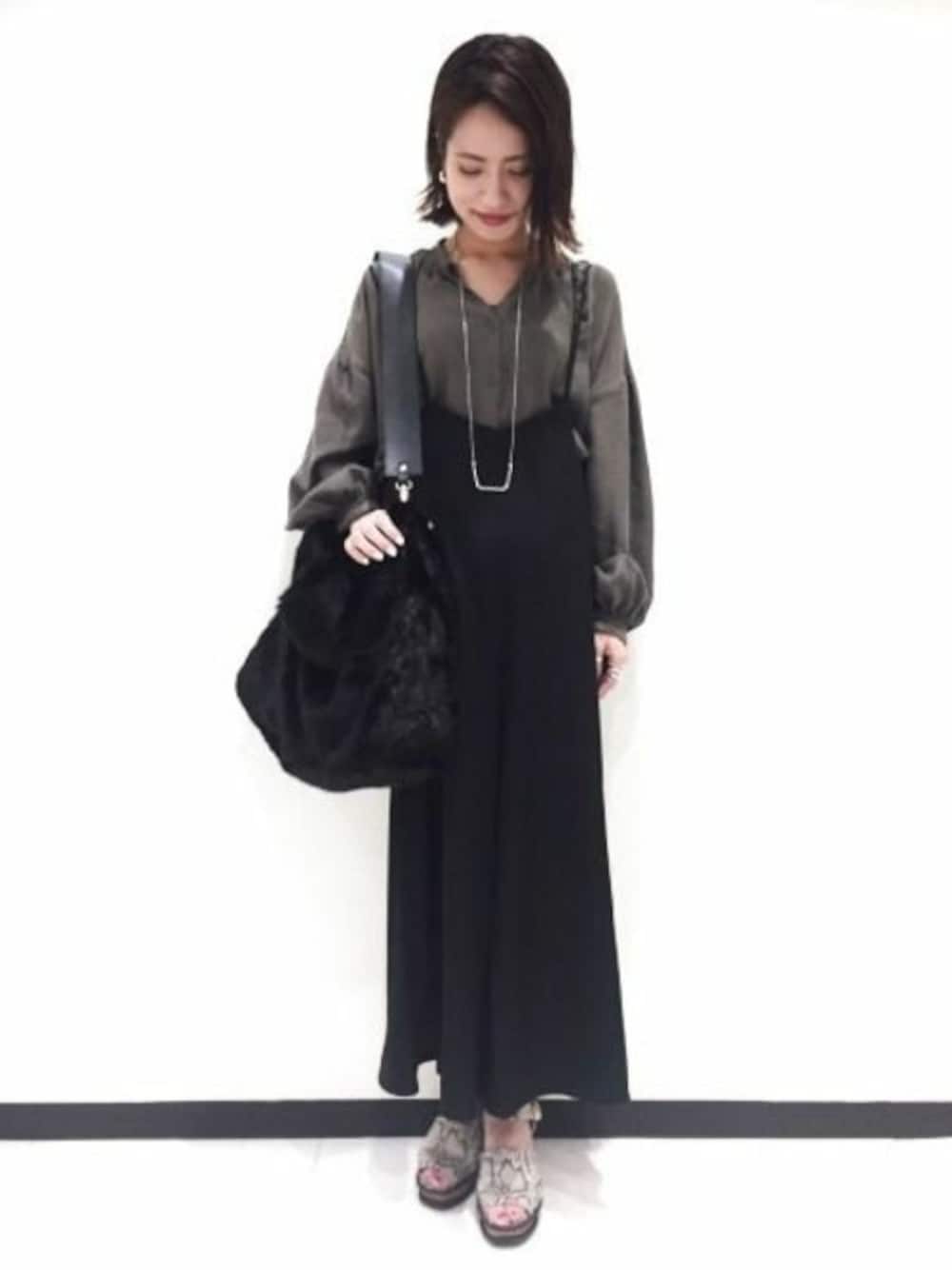 「ブラウス、サロペット、JEANASiS、ジーナシス、カーキ、ワイドパンツ、ファーバッグ、秋コーデ」｜「JEANASISのフラワーロングチュニック/769309（シャツ/ブラウス、グリーン系）」を使った、JEANASIS　長崎店STAFFさん（レディース・156cm）の秋コーディネートの1枚目の写真