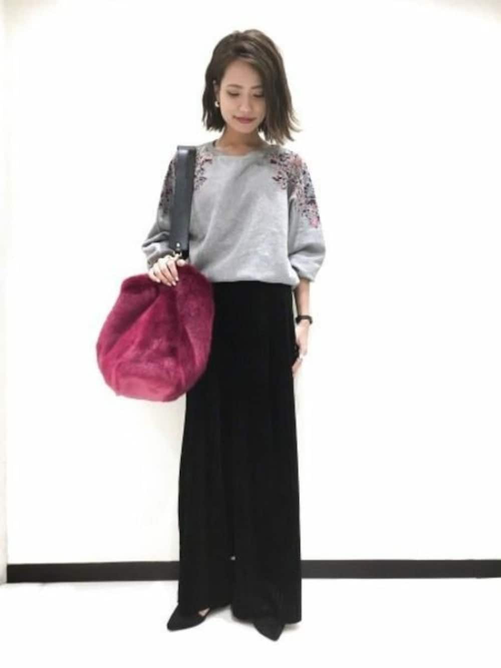 「ピンク、JEANASiS、ジーナシス、ワイドパンツ、ファーバッグ、カットワークレース、秋コーデ、ベロアパンツ」｜「JEANASISのカットワークウラケプルオーバー/770465（スウェット、グレー系）」を使った、JEANASIS　長崎店STAFFさん（レディース・156cm）の秋コーディネートの1枚目の写真