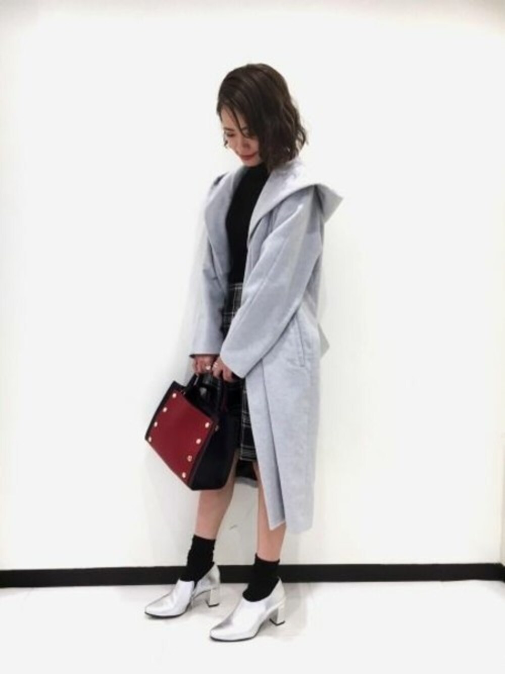 「アウター、ブーティ、JEANASiS、冬コーデ、ジーナシス、フードコート、シルバーシューズ」｜「JEANASISの2WAYノーカラーフードコート/760131（ノーカラージャケット、グレー系）」を使った、JEANASIS　長崎店STAFFさん（レディース・156cm）の秋コーディネートの1枚目の写真