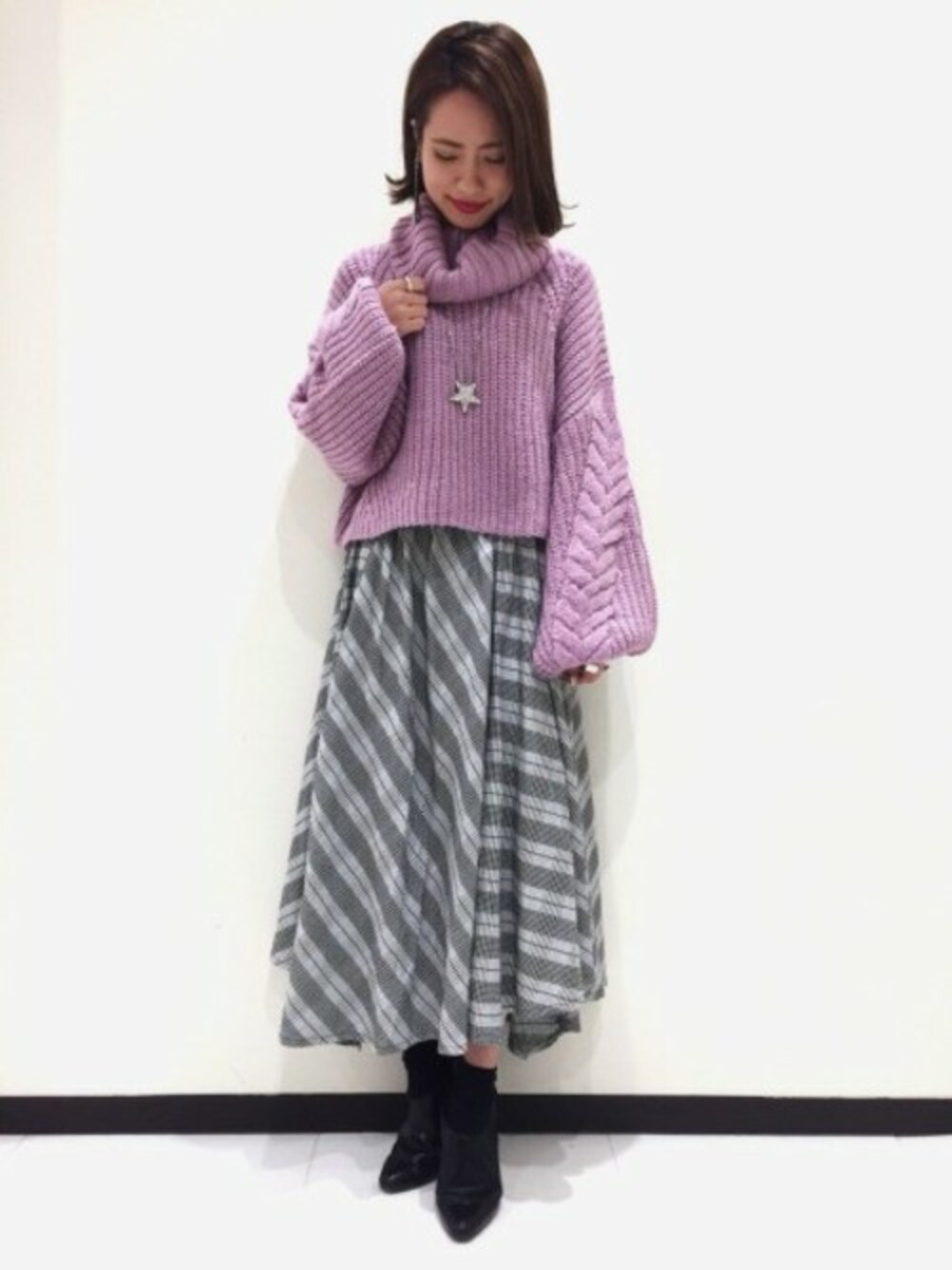 「フレアスカート、JEANASiS、ケーブルニット、ジーナシス、タートルネック、チェックスカート、ラベンダー」｜「JEANASISの3Gケーブルショートタートル/775802（ニット/セーター、パープル系）」を使った、JEANASIS　長崎店STAFFさん（レディース・156cm）の冬コーディネートの1枚目の写真