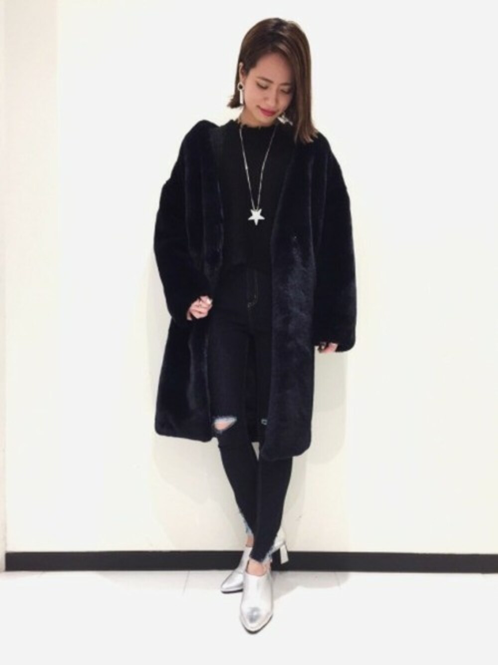 「ブーティ、ワントーンコーデ、シルバー、JEANASiS、モノトーン、ジーナシス、ファーコート、スキニーデニム、クラッシュデニム」｜「JEANASISのボリュームファーノーカラーコート/760146（その他アウター、ブルー系）」を使った、JEANASIS　長崎店STAFFさん（レディース・156cm）の冬コーディネートの1枚目の写真