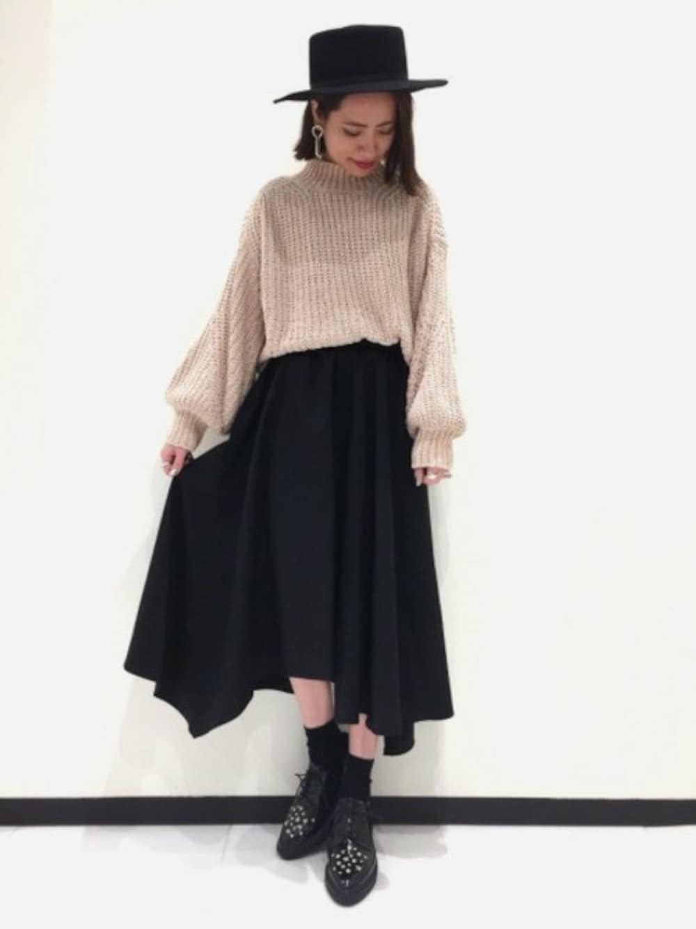 「フレアスカート、アシンメトリー、JEANASiS、ハット、モノトーン、ジーナシス、モールニット、ボリューム袖」｜「JEANASISの3GモールプルオーバーLS/772311（ニット/セーター、ベージュ系）」を使った、JEANASIS　長崎店STAFFさん（レディース・156cm）の冬コーディネートの1枚目の写真