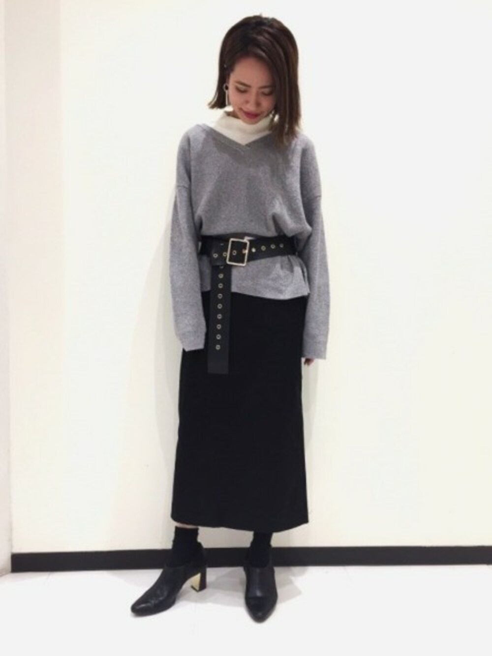 「タイトスカート、JEANASiS、レイヤードスタイル、ジーナシス、ウエストマーク、ラメニット、ミディ丈スカート」｜「JEANASISの12GマルチラメVプルオーバー/776705（ニット/セーター、グレー系）」を使った、JEANASIS　長崎店STAFFさん（レディース・156cm）の秋コーディネートの1枚目の写真