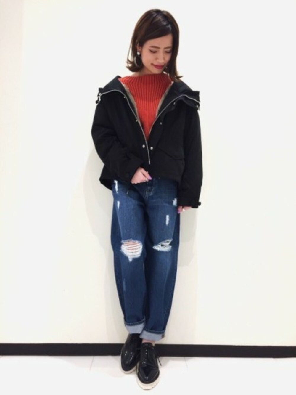 「デニム、マウンテンパーカー、JEANASiS、ジーナシス、カラーニット、オレンジ、クラッシュデニム、春コーデ」｜「JEANASISの3WAYショートマンパ/778404（マウンテンパーカー、ブラック系）」を使った、JEANASIS　長崎店STAFFさん（レディース・156cm）の冬コーディネートの1枚目の写真