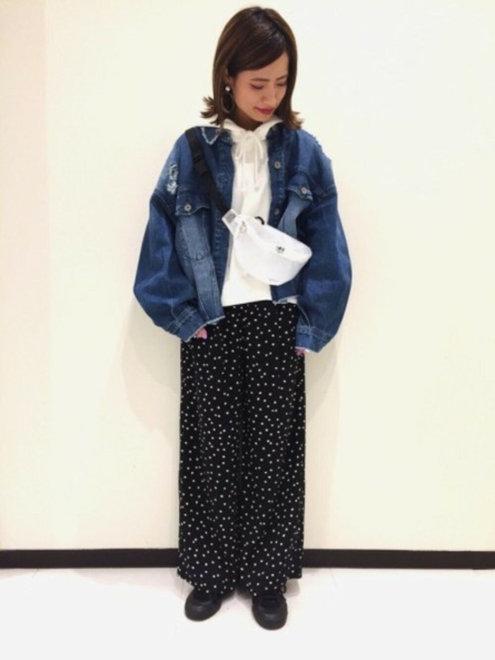 「パーカー、ドット、JEANASiS、ジーナシス、Gジャン、ワイドパンツ、春コーデ、フーディ」｜「JEANASISのクラッシュGジャン/778407（デニムジャケット、ブルー系）」を使った、JEANASIS　長崎店STAFFさん（レディース・156cm）の冬コーディネートの1枚目の写真