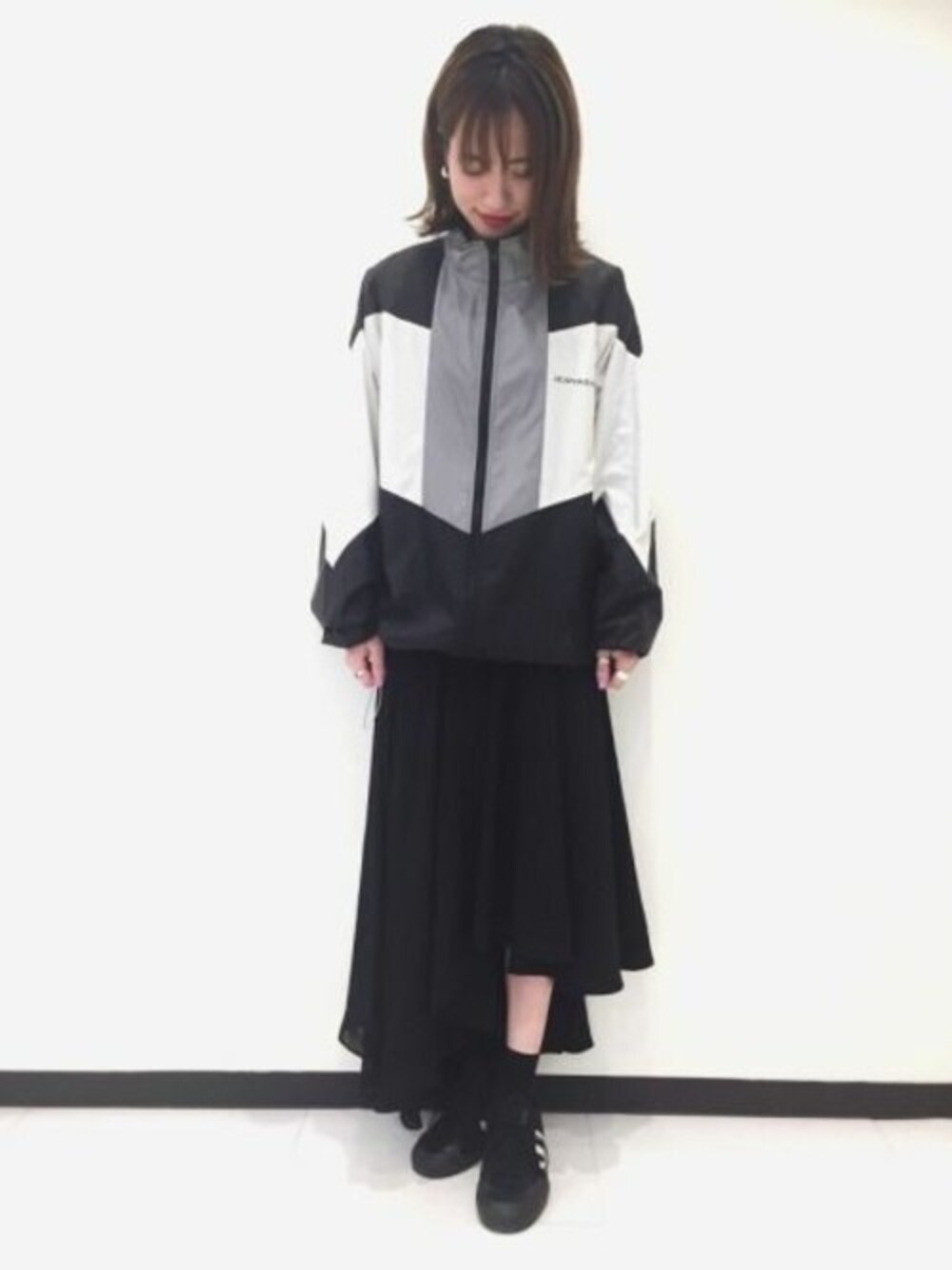 「ブルゾン、フレアスカート、アシンメトリー、JEANASiS、モノトーン、ジーナシス、スポーツミックス」｜「JEANASISのアスレチックブルゾン/778907（ブルゾン、ブラック系）」を使った、JEANASIS　長崎店STAFFさん（レディース・156cm）の冬コーディネートの1枚目の写真