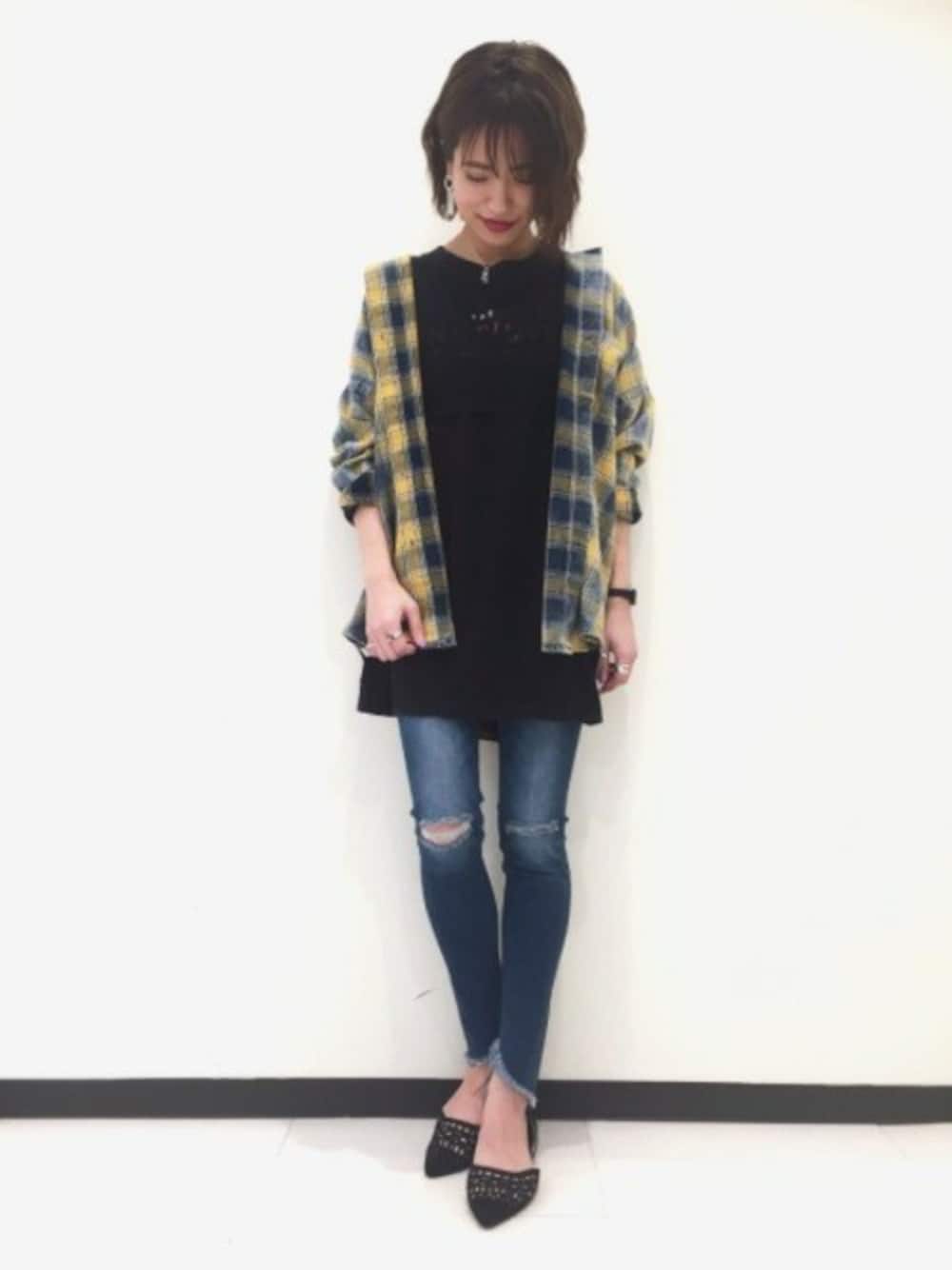 「ロゴT、チェックシャツ、JEANASiS、ジーナシス、スキニーデニム、クラッシュデニム、カジュアルコーデ、キャミ×Tシャツ」｜「JEANASISのビンテージチェックBIGシャツ/780962（シャツ/ブラウス、イエロー系）」を使った、JEANASIS　長崎店STAFFさん（レディース・156cm）の冬コーディネートの1枚目の写真