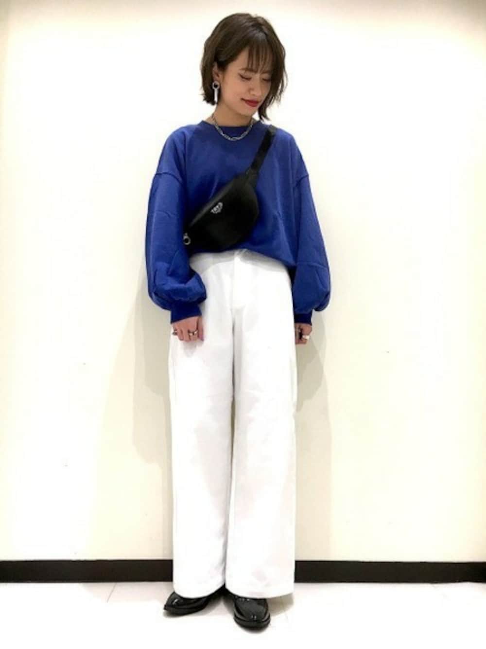 「スウェット、ブルー、チノパン、JEANASiS、ジーナシス、スポーツミックス、ワイドパンツ、白パンツ、春コーデ」｜「JEANASISのビンテージウラケプルオーバー/781643（Tシャツ/カットソー、ブルー系）」を使った、JEANASIS　長崎店STAFFさん（レディース・156cm）の冬コーディネートの1枚目の写真